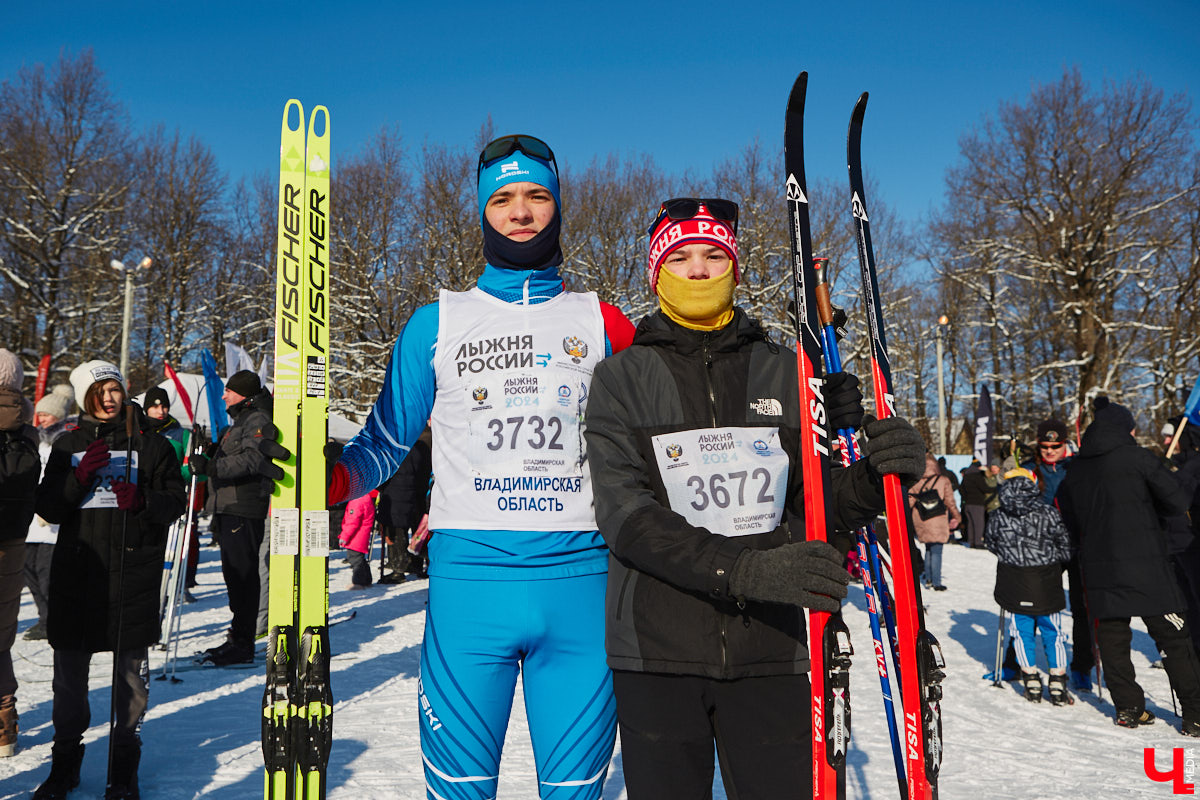 10 тысяч жителей Владимирской области приняли участие в «Лыжне России» по всему региону. Наиболее массовой по традиции стала гонка в парке «Дружба», где в субботу на три дистанции заявились 4,5 тысячи человек. «Ключ-Медиа» стал свидетелем самого яркого спортивного события уходящей зимы.