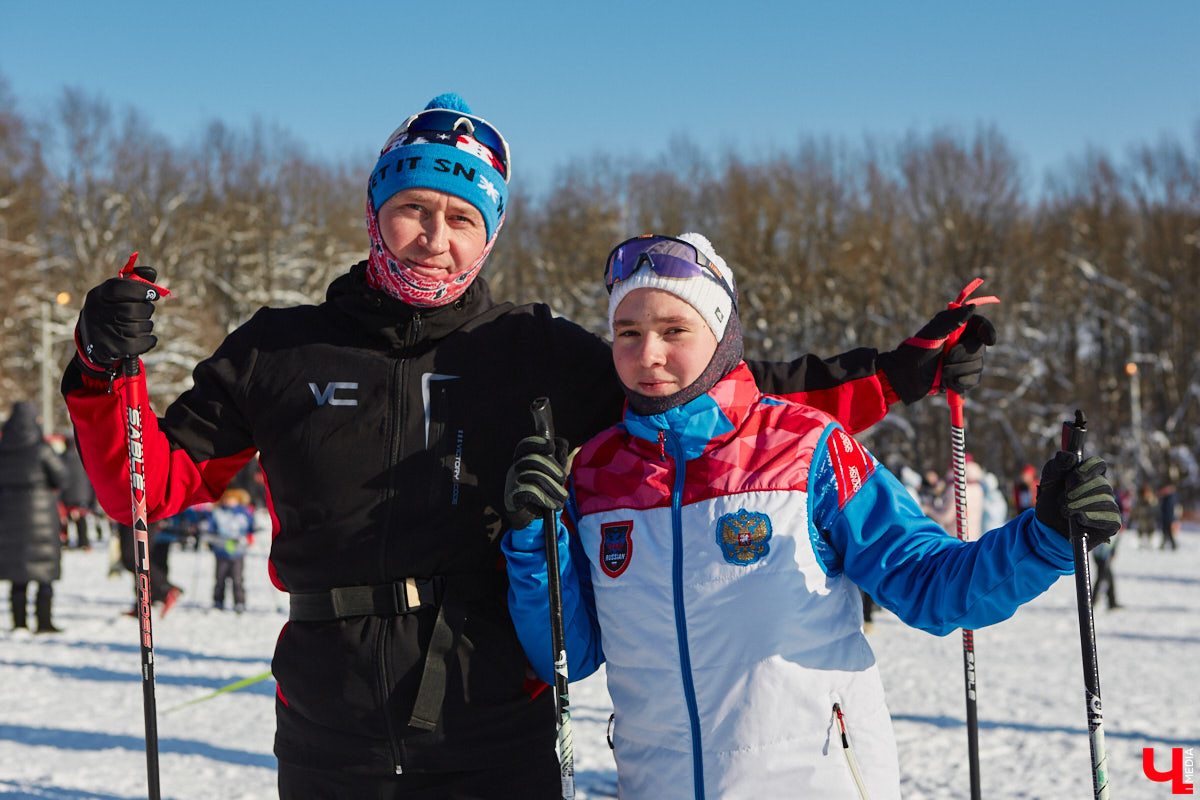 10 тысяч жителей Владимирской области приняли участие в «Лыжне России» по всему региону. Наиболее массовой по традиции стала гонка в парке «Дружба», где в субботу на три дистанции заявились 4,5 тысячи человек. «Ключ-Медиа» стал свидетелем самого яркого спортивного события уходящей зимы.