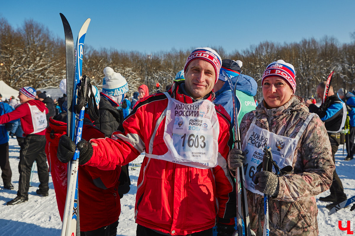 10 тысяч жителей Владимирской области приняли участие в «Лыжне России» по всему региону. Наиболее массовой по традиции стала гонка в парке «Дружба», где в субботу на три дистанции заявились 4,5 тысячи человек. «Ключ-Медиа» стал свидетелем самого яркого спортивного события уходящей зимы.