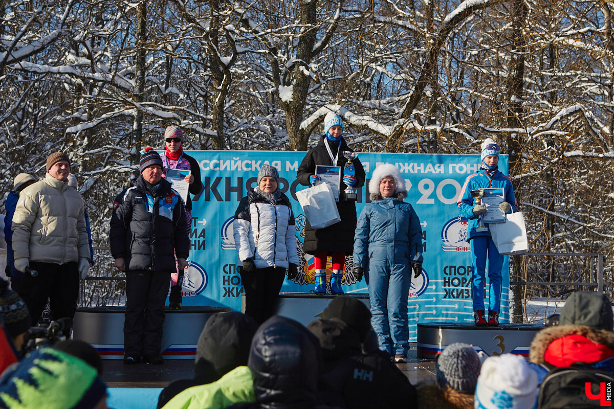10 тысяч жителей Владимирской области приняли участие в «Лыжне России» по всему региону. Наиболее массовой по традиции стала гонка в парке «Дружба», где в субботу на три дистанции заявились 4,5 тысячи человек. «Ключ-Медиа» стал свидетелем самого яркого спортивного события уходящей зимы.