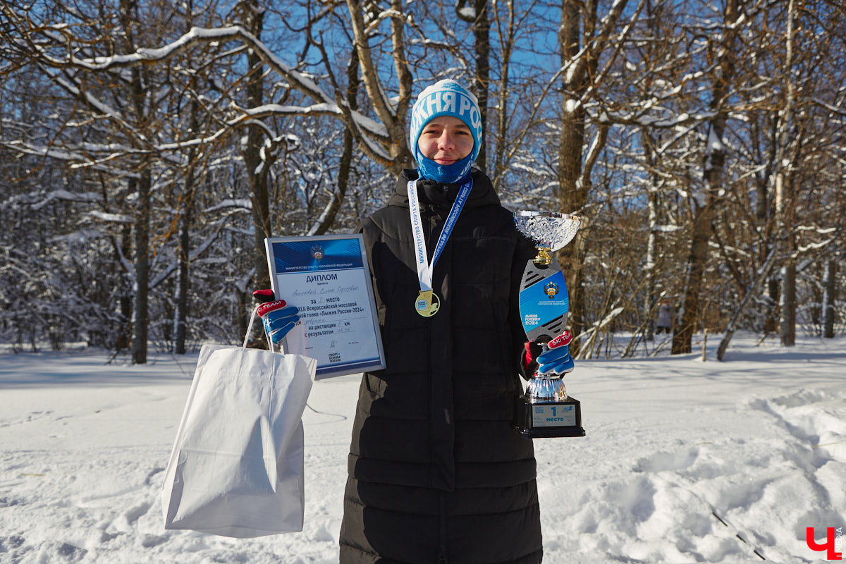 10 тысяч жителей Владимирской области приняли участие в «Лыжне России» по всему региону. Наиболее массовой по традиции стала гонка в парке «Дружба», где в субботу на три дистанции заявились 4,5 тысячи человек. «Ключ-Медиа» стал свидетелем самого яркого спортивного события уходящей зимы.