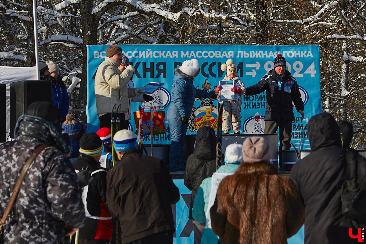 10 тысяч жителей Владимирской области приняли участие в «Лыжне России» по всему региону. Наиболее массовой по традиции стала гонка в парке «Дружба», где в субботу на три дистанции заявились 4,5 тысячи человек. «Ключ-Медиа» стал свидетелем самого яркого спортивного события уходящей зимы.