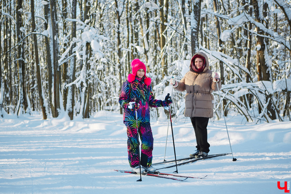 10 тысяч жителей Владимирской области приняли участие в «Лыжне России» по всему региону. Наиболее массовой по традиции стала гонка в парке «Дружба», где в субботу на три дистанции заявились 4,5 тысячи человек. «Ключ-Медиа» стал свидетелем самого яркого спортивного события уходящей зимы.