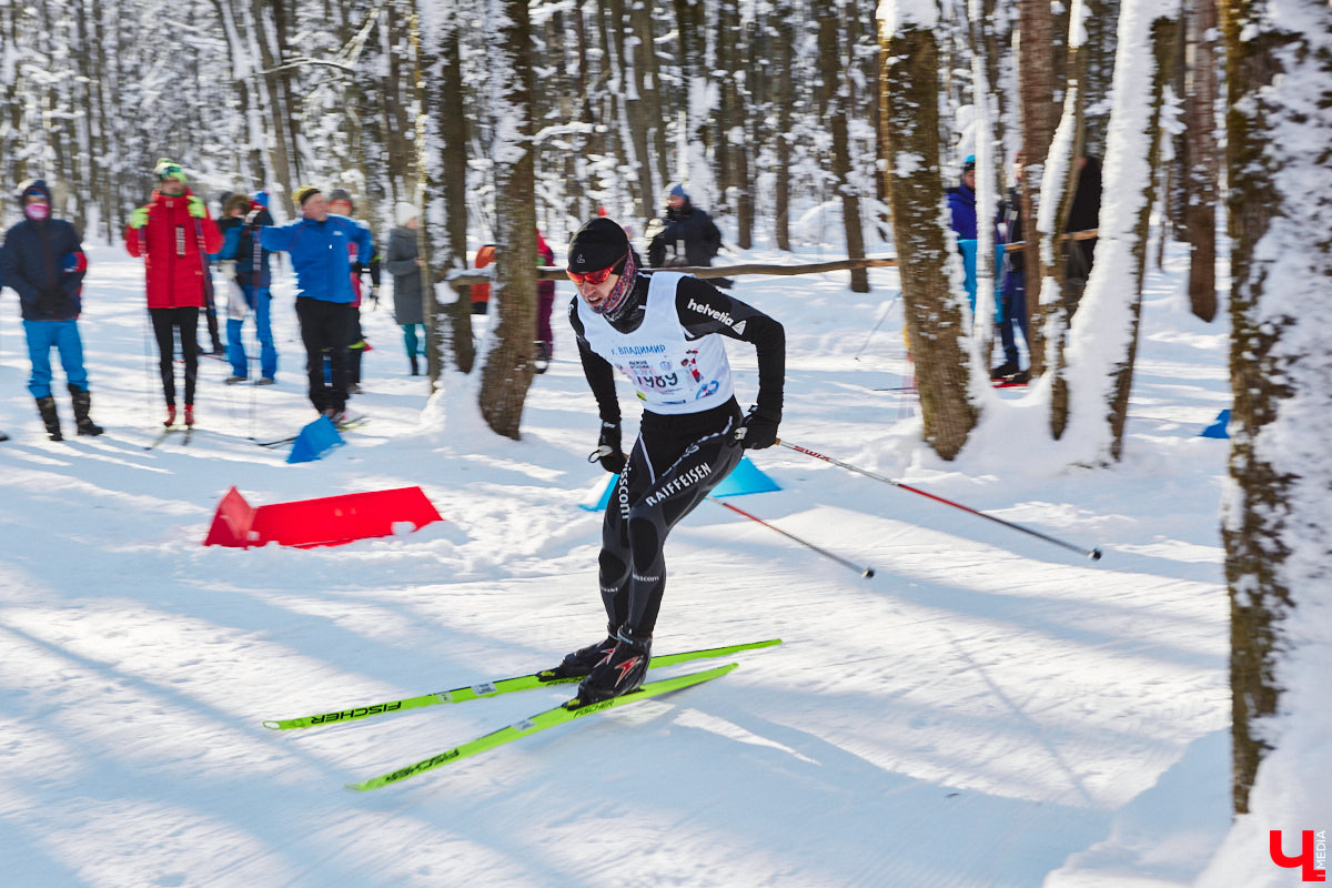 10 тысяч жителей Владимирской области приняли участие в «Лыжне России» по всему региону. Наиболее массовой по традиции стала гонка в парке «Дружба», где в субботу на три дистанции заявились 4,5 тысячи человек. «Ключ-Медиа» стал свидетелем самого яркого спортивного события уходящей зимы.