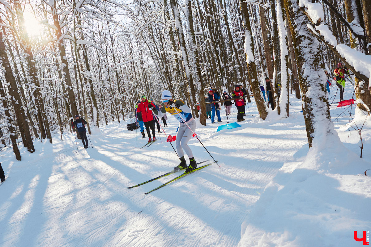 10 тысяч жителей Владимирской области приняли участие в «Лыжне России» по всему региону. Наиболее массовой по традиции стала гонка в парке «Дружба», где в субботу на три дистанции заявились 4,5 тысячи человек. «Ключ-Медиа» стал свидетелем самого яркого спортивного события уходящей зимы.
