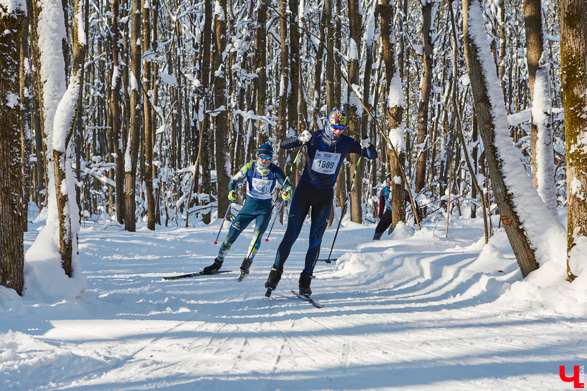 10 тысяч жителей Владимирской области приняли участие в «Лыжне России» по всему региону. Наиболее массовой по традиции стала гонка в парке «Дружба», где в субботу на три дистанции заявились 4,5 тысячи человек. «Ключ-Медиа» стал свидетелем самого яркого спортивного события уходящей зимы.