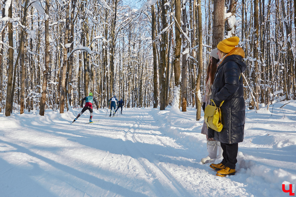 10 тысяч жителей Владимирской области приняли участие в «Лыжне России» по всему региону. Наиболее массовой по традиции стала гонка в парке «Дружба», где в субботу на три дистанции заявились 4,5 тысячи человек. «Ключ-Медиа» стал свидетелем самого яркого спортивного события уходящей зимы.