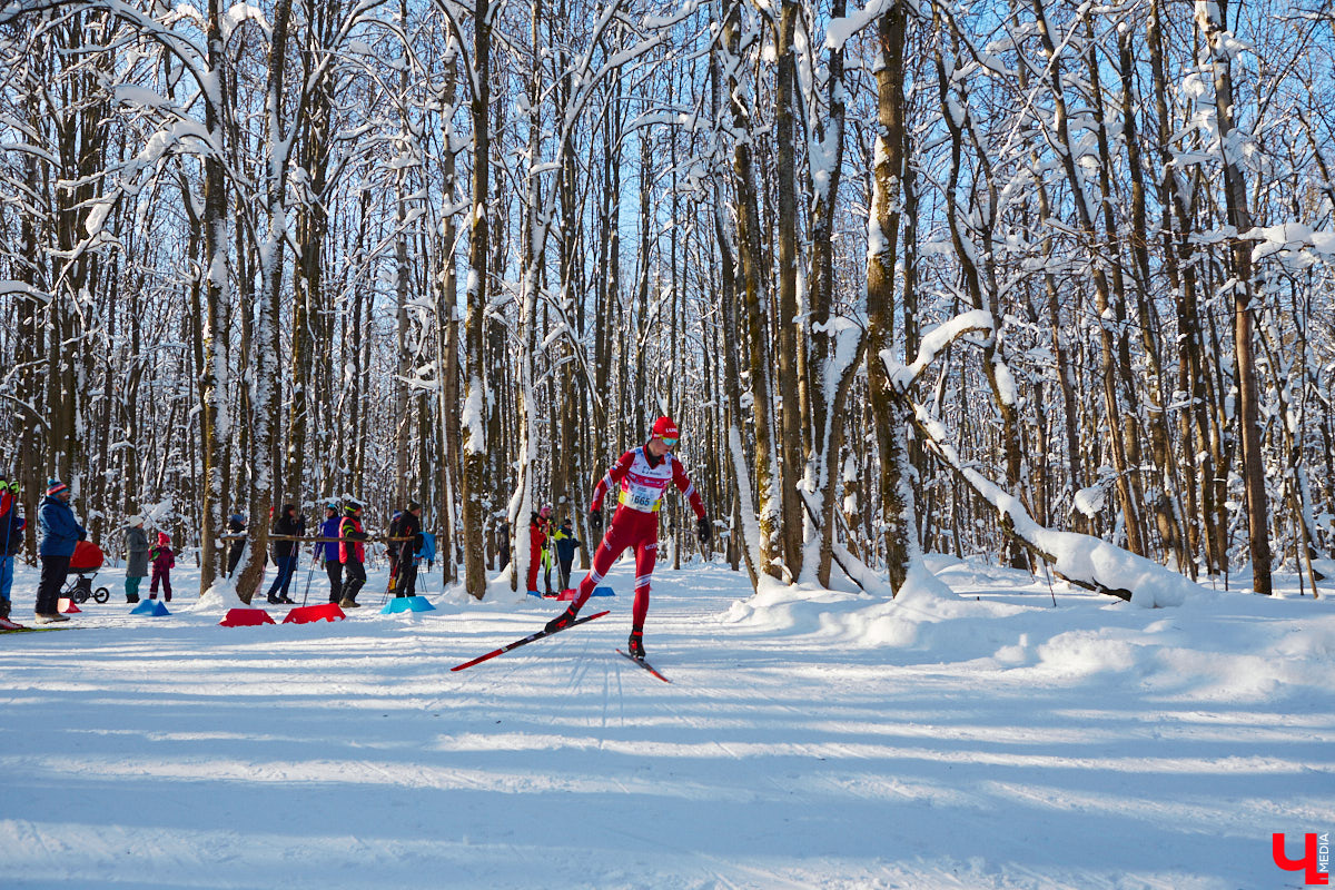 10 тысяч жителей Владимирской области приняли участие в «Лыжне России» по всему региону. Наиболее массовой по традиции стала гонка в парке «Дружба», где в субботу на три дистанции заявились 4,5 тысячи человек. «Ключ-Медиа» стал свидетелем самого яркого спортивного события уходящей зимы.