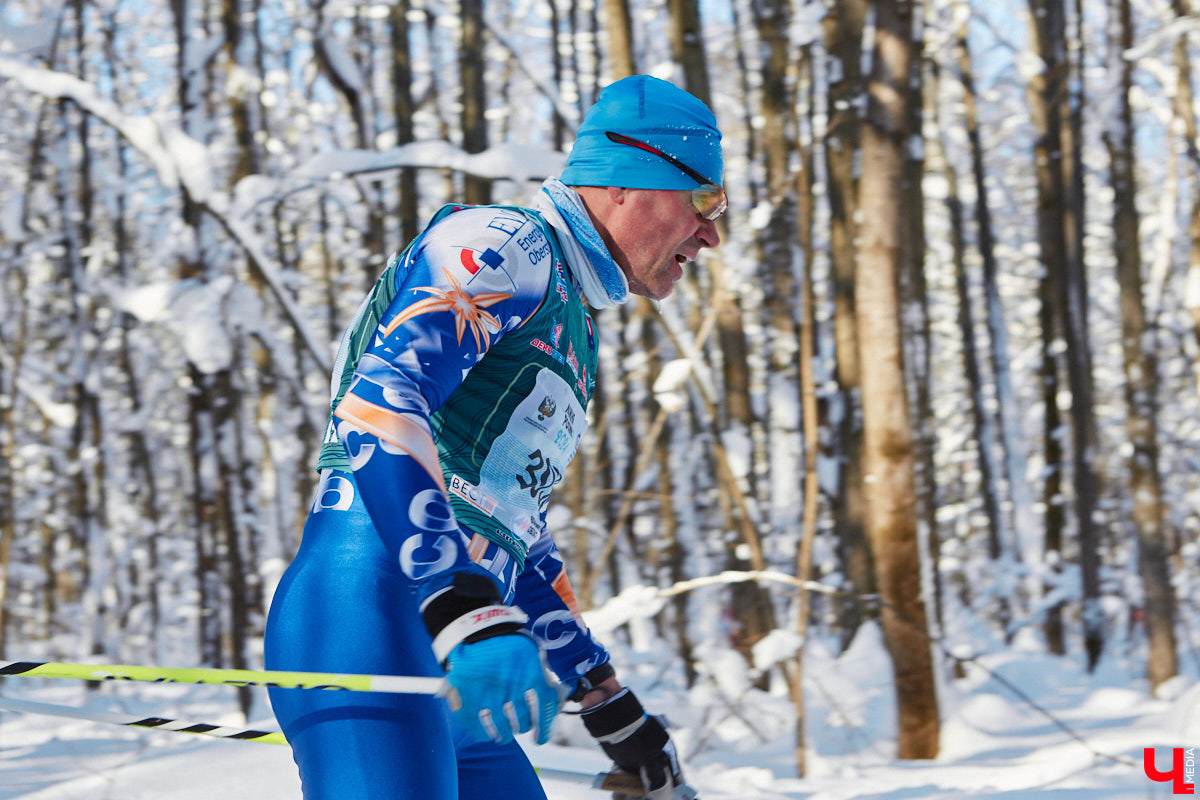 10 тысяч жителей Владимирской области приняли участие в «Лыжне России» по всему региону. Наиболее массовой по традиции стала гонка в парке «Дружба», где в субботу на три дистанции заявились 4,5 тысячи человек. «Ключ-Медиа» стал свидетелем самого яркого спортивного события уходящей зимы.