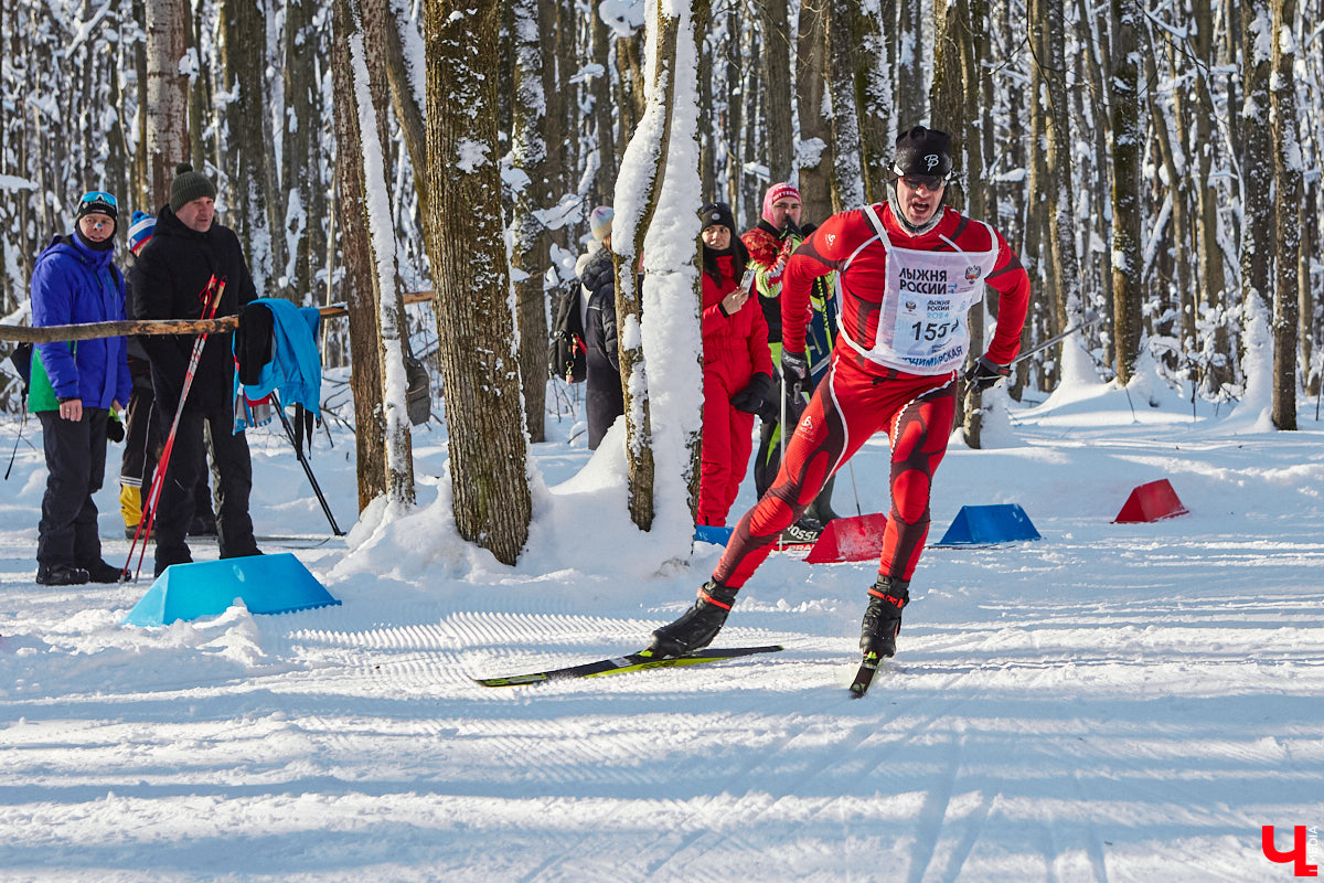 10 тысяч жителей Владимирской области приняли участие в «Лыжне России» по всему региону. Наиболее массовой по традиции стала гонка в парке «Дружба», где в субботу на три дистанции заявились 4,5 тысячи человек. «Ключ-Медиа» стал свидетелем самого яркого спортивного события уходящей зимы.
