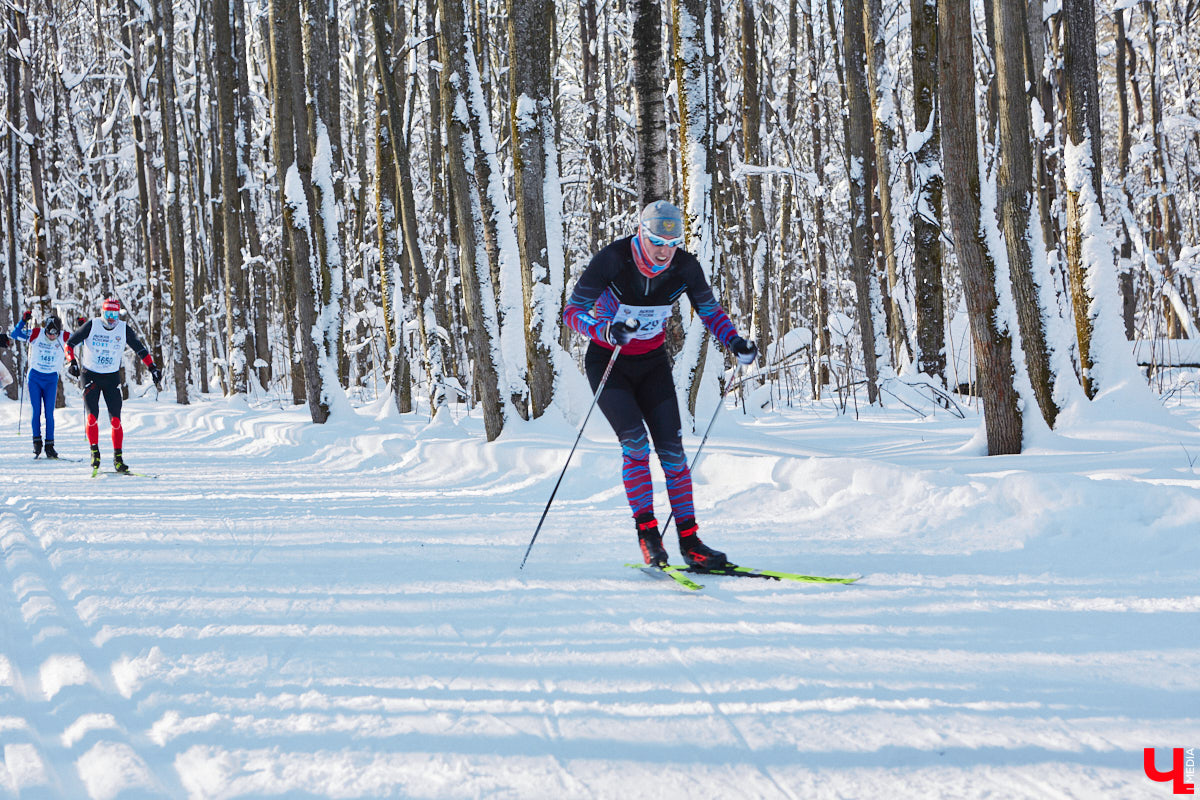 10 тысяч жителей Владимирской области приняли участие в «Лыжне России» по всему региону. Наиболее массовой по традиции стала гонка в парке «Дружба», где в субботу на три дистанции заявились 4,5 тысячи человек. «Ключ-Медиа» стал свидетелем самого яркого спортивного события уходящей зимы.