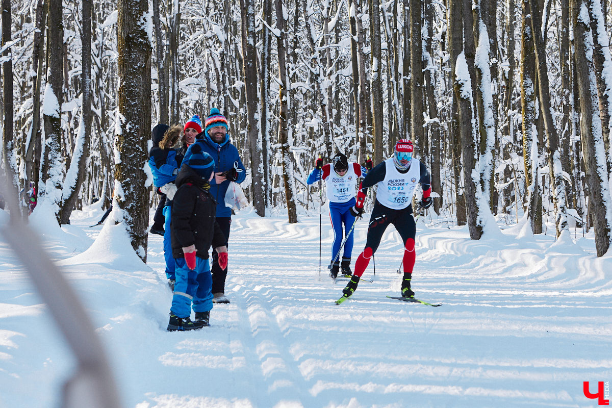 10 тысяч жителей Владимирской области приняли участие в «Лыжне России» по всему региону. Наиболее массовой по традиции стала гонка в парке «Дружба», где в субботу на три дистанции заявились 4,5 тысячи человек. «Ключ-Медиа» стал свидетелем самого яркого спортивного события уходящей зимы.