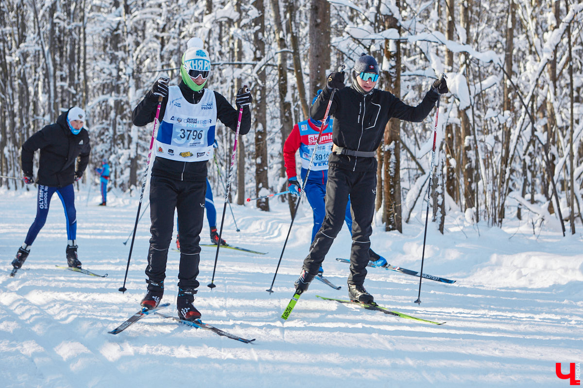 10 тысяч жителей Владимирской области приняли участие в «Лыжне России» по всему региону. Наиболее массовой по традиции стала гонка в парке «Дружба», где в субботу на три дистанции заявились 4,5 тысячи человек. «Ключ-Медиа» стал свидетелем самого яркого спортивного события уходящей зимы.
