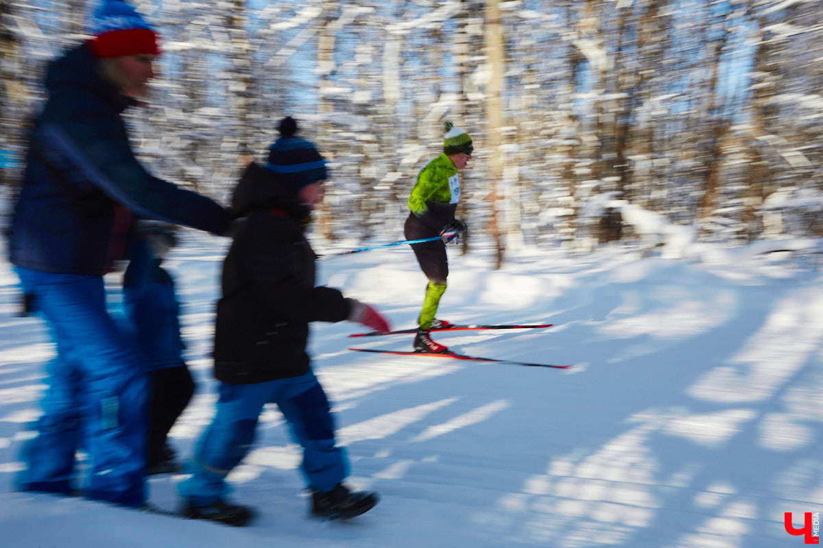 10 тысяч жителей Владимирской области приняли участие в «Лыжне России» по всему региону. Наиболее массовой по традиции стала гонка в парке «Дружба», где в субботу на три дистанции заявились 4,5 тысячи человек. «Ключ-Медиа» стал свидетелем самого яркого спортивного события уходящей зимы.