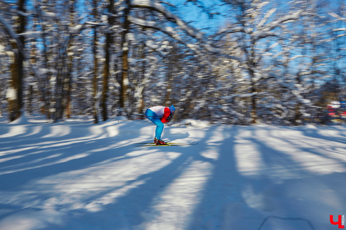 10 тысяч жителей Владимирской области приняли участие в «Лыжне России» по всему региону. Наиболее массовой по традиции стала гонка в парке «Дружба», где в субботу на три дистанции заявились 4,5 тысячи человек. «Ключ-Медиа» стал свидетелем самого яркого спортивного события уходящей зимы.