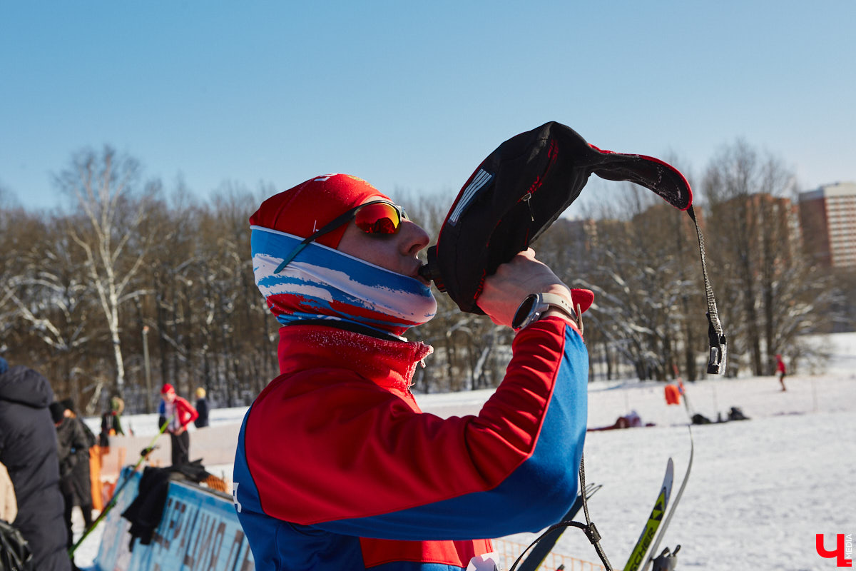 10 тысяч жителей Владимирской области приняли участие в «Лыжне России» по всему региону. Наиболее массовой по традиции стала гонка в парке «Дружба», где в субботу на три дистанции заявились 4,5 тысячи человек. «Ключ-Медиа» стал свидетелем самого яркого спортивного события уходящей зимы.