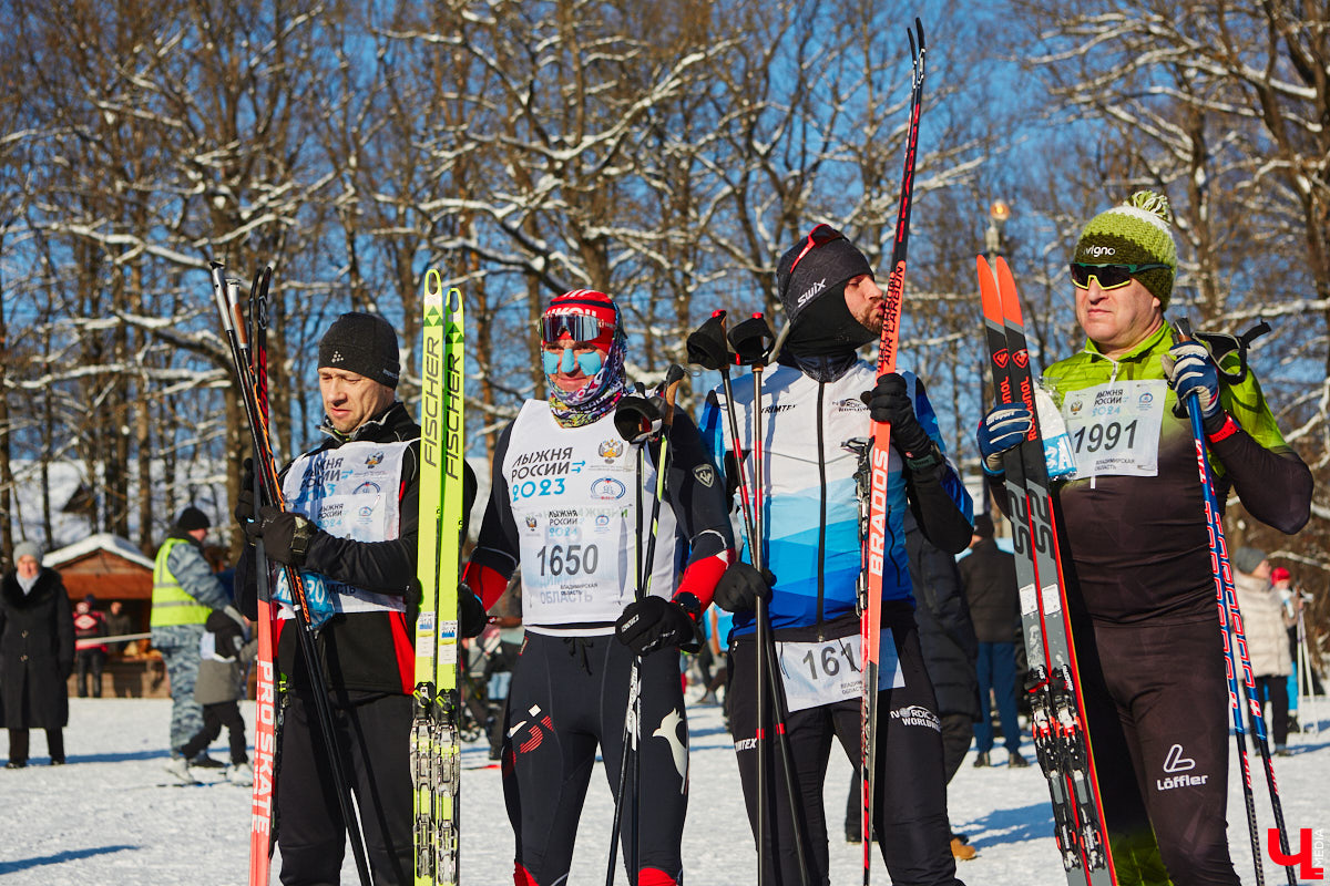 10 тысяч жителей Владимирской области приняли участие в «Лыжне России» по всему региону. Наиболее массовой по традиции стала гонка в парке «Дружба», где в субботу на три дистанции заявились 4,5 тысячи человек. «Ключ-Медиа» стал свидетелем самого яркого спортивного события уходящей зимы.