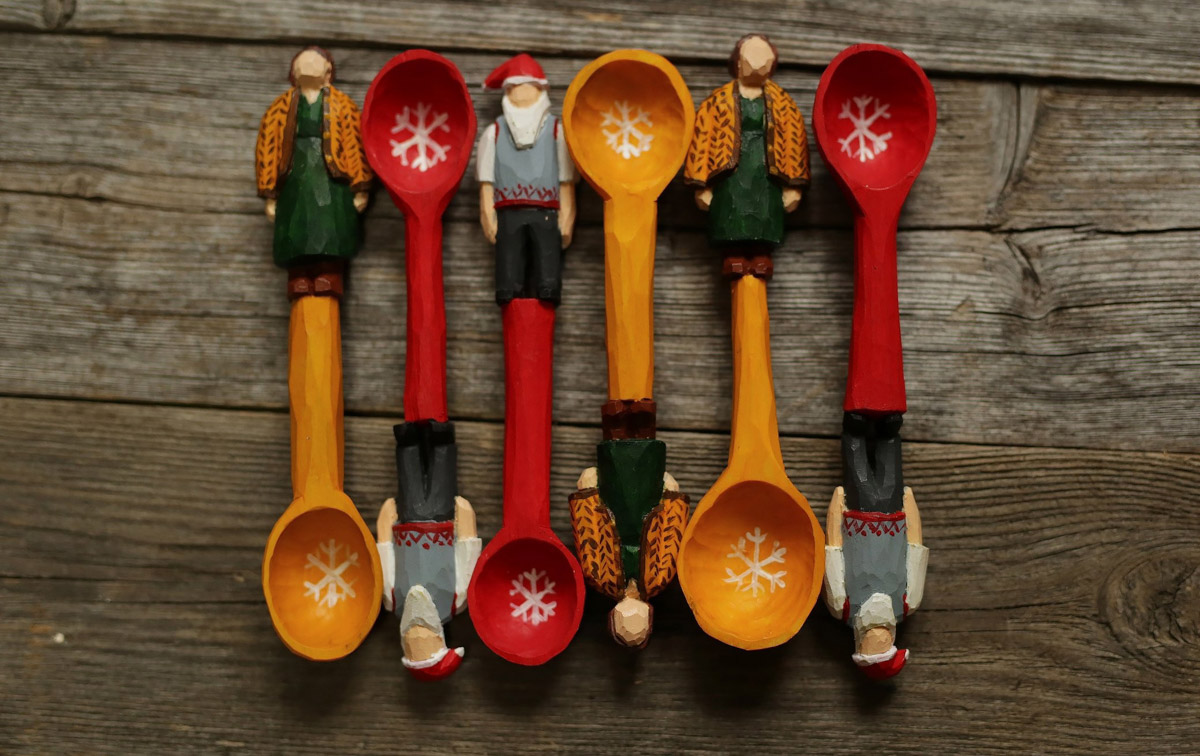 Андрей Жильцов делает из дерева фигурки бабушек в платочках. Персонажи получаются настолько разными и колоритными, что их заказывают даже знаменитые люди. Так, для актера, известного по роли Кузьмича в фильме «Особенности национальной охоты», мастер создал серию работ по мотивам фильмов, в которых он снимался. Но этим творчество художника не ограничивается.