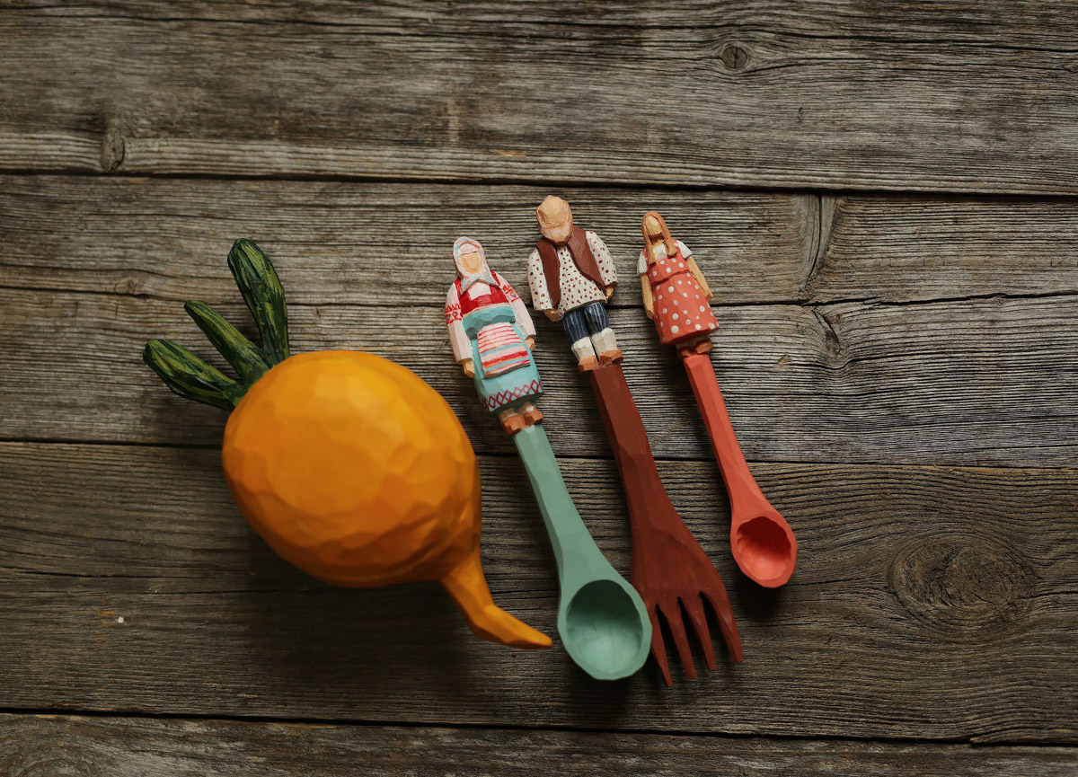 Андрей Жильцов делает из дерева фигурки бабушек в платочках. Персонажи получаются настолько разными и колоритными, что их заказывают даже знаменитые люди. Так, для актера, известного по роли Кузьмича в фильме «Особенности национальной охоты», мастер создал серию работ по мотивам фильмов, в которых он снимался. Но этим творчество художника не ограничивается.