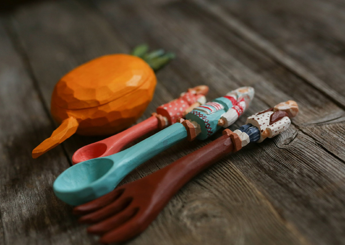 Андрей Жильцов делает из дерева фигурки бабушек в платочках. Персонажи получаются настолько разными и колоритными, что их заказывают даже знаменитые люди. Так, для актера, известного по роли Кузьмича в фильме «Особенности национальной охоты», мастер создал серию работ по мотивам фильмов, в которых он снимался. Но этим творчество художника не ограничивается.