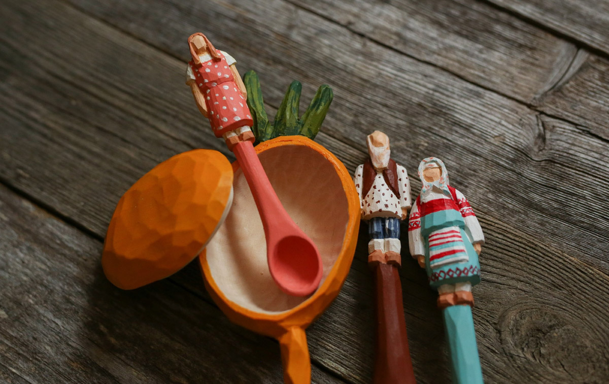 Андрей Жильцов делает из дерева фигурки бабушек в платочках. Персонажи получаются настолько разными и колоритными, что их заказывают даже знаменитые люди. Так, для актера, известного по роли Кузьмича в фильме «Особенности национальной охоты», мастер создал серию работ по мотивам фильмов, в которых он снимался. Но этим творчество художника не ограничивается.