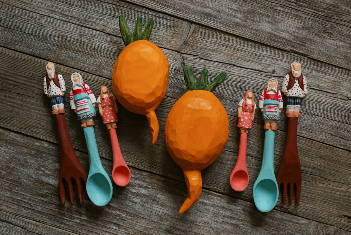 Андрей Жильцов делает из дерева фигурки бабушек в платочках. Персонажи получаются настолько разными и колоритными, что их заказывают даже знаменитые люди. Так, для актера, известного по роли Кузьмича в фильме «Особенности национальной охоты», мастер создал серию работ по мотивам фильмов, в которых он снимался. Но этим творчество художника не ограничивается.