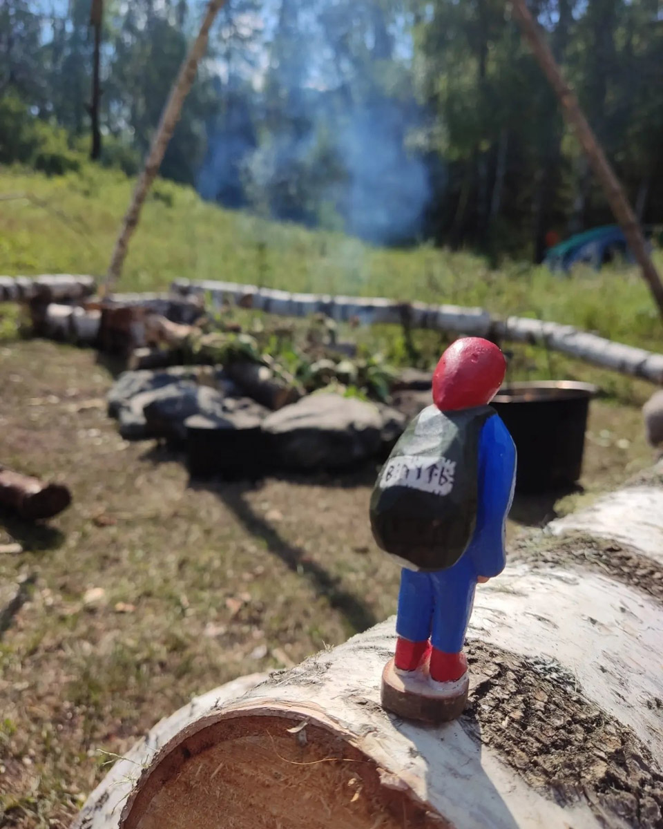 Андрей Жильцов делает из дерева фигурки бабушек в платочках. Персонажи получаются настолько разными и колоритными, что их заказывают даже знаменитые люди. Так, для актера, известного по роли Кузьмича в фильме «Особенности национальной охоты», мастер создал серию работ по мотивам фильмов, в которых он снимался. Но этим творчество художника не ограничивается.