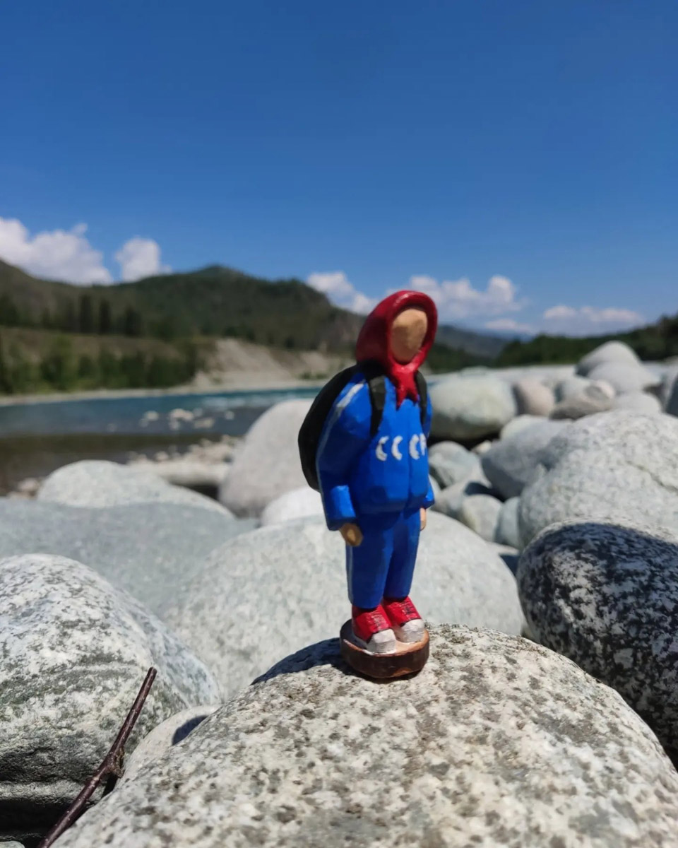 Андрей Жильцов делает из дерева фигурки бабушек в платочках. Персонажи получаются настолько разными и колоритными, что их заказывают даже знаменитые люди. Так, для актера, известного по роли Кузьмича в фильме «Особенности национальной охоты», мастер создал серию работ по мотивам фильмов, в которых он снимался. Но этим творчество художника не ограничивается.