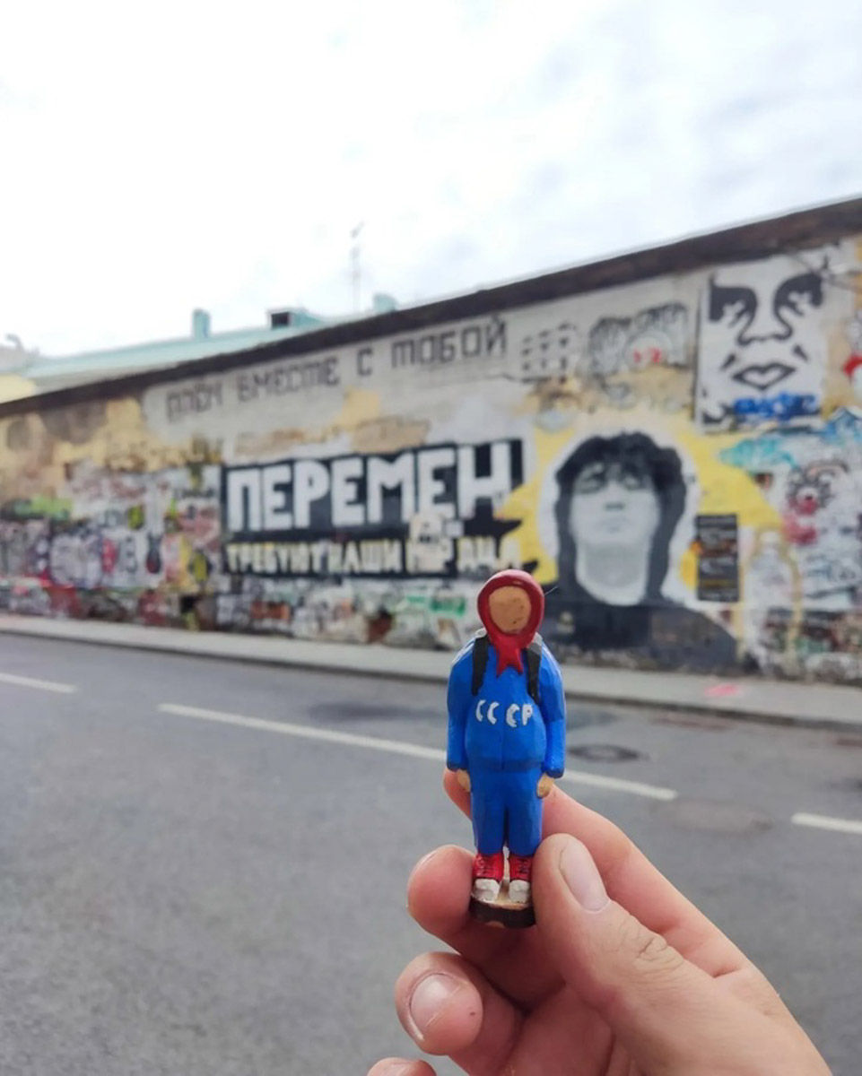 Андрей Жильцов делает из дерева фигурки бабушек в платочках. Персонажи получаются настолько разными и колоритными, что их заказывают даже знаменитые люди. Так, для актера, известного по роли Кузьмича в фильме «Особенности национальной охоты», мастер создал серию работ по мотивам фильмов, в которых он снимался. Но этим творчество художника не ограничивается.