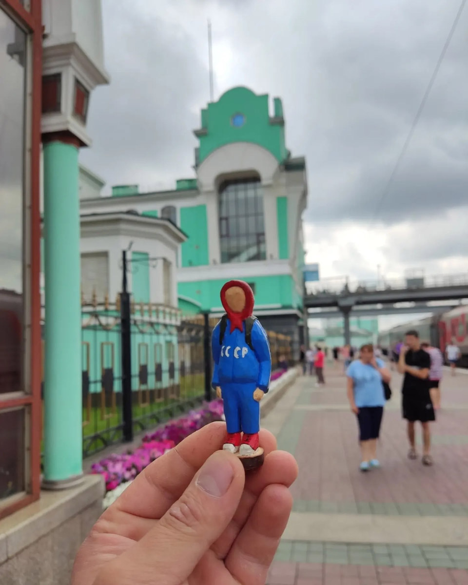 Андрей Жильцов делает из дерева фигурки бабушек в платочках. Персонажи получаются настолько разными и колоритными, что их заказывают даже знаменитые люди. Так, для актера, известного по роли Кузьмича в фильме «Особенности национальной охоты», мастер создал серию работ по мотивам фильмов, в которых он снимался. Но этим творчество художника не ограничивается.