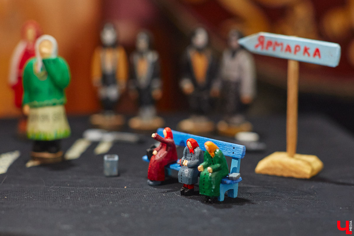 Андрей Жильцов делает из дерева фигурки бабушек в платочках. Персонажи получаются настолько разными и колоритными, что их заказывают даже знаменитые люди. Так, для актера, известного по роли Кузьмича в фильме «Особенности национальной охоты», мастер создал серию работ по мотивам фильмов, в которых он снимался. Но этим творчество художника не ограничивается.