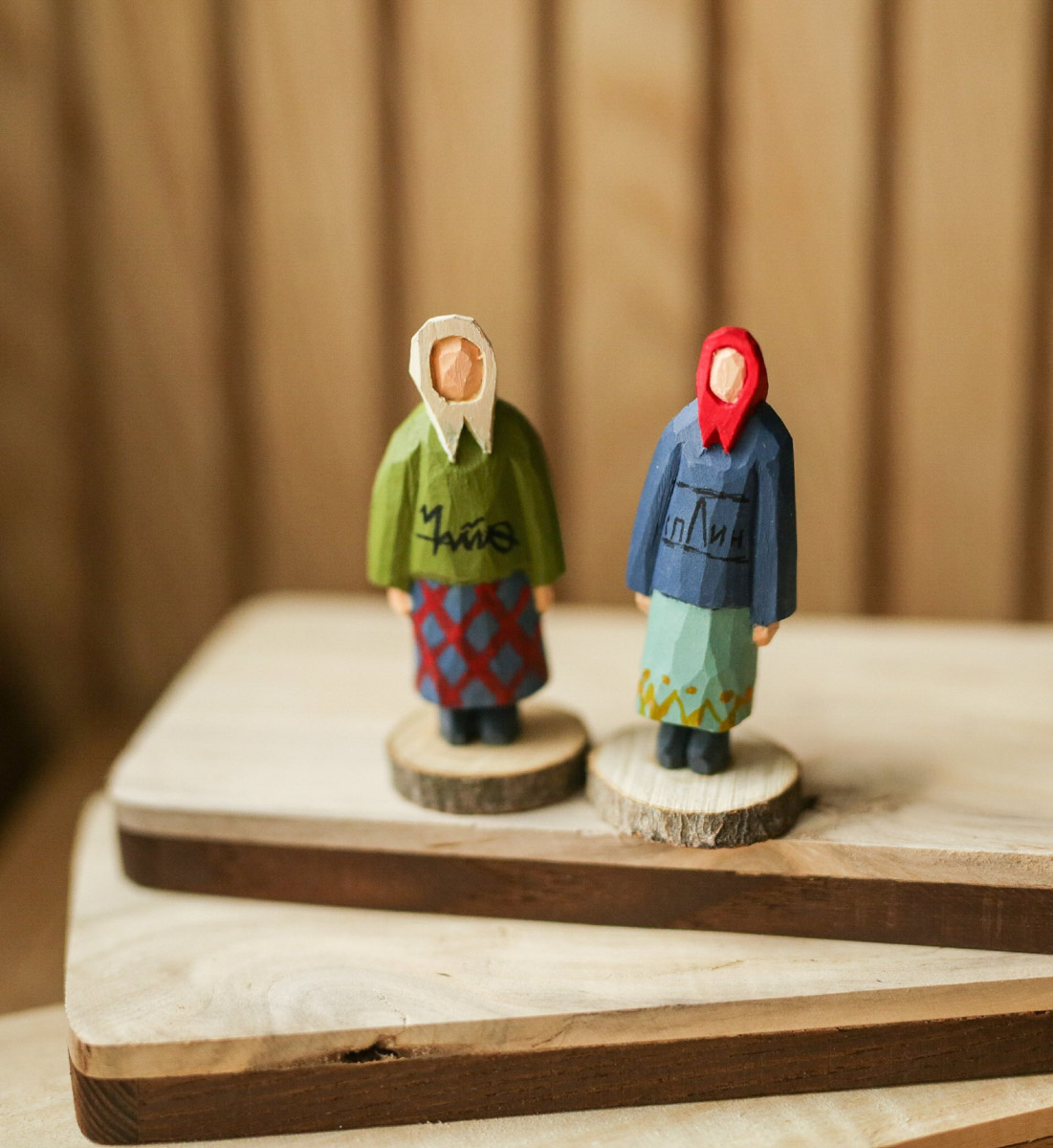 Андрей Жильцов делает из дерева фигурки бабушек в платочках. Персонажи получаются настолько разными и колоритными, что их заказывают даже знаменитые люди. Так, для актера, известного по роли Кузьмича в фильме «Особенности национальной охоты», мастер создал серию работ по мотивам фильмов, в которых он снимался. Но этим творчество художника не ограничивается.