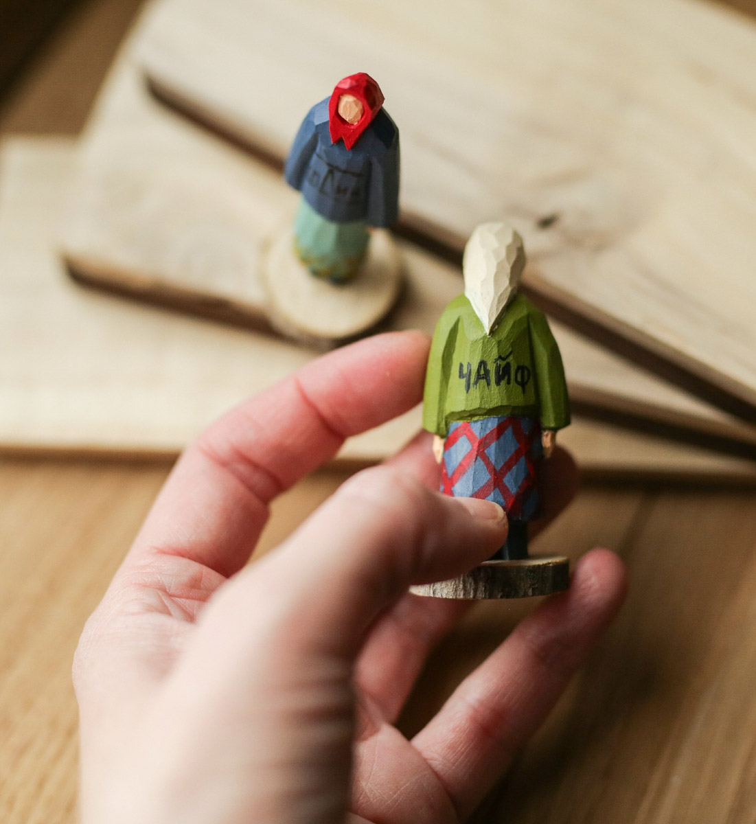 Андрей Жильцов делает из дерева фигурки бабушек в платочках. Персонажи получаются настолько разными и колоритными, что их заказывают даже знаменитые люди. Так, для актера, известного по роли Кузьмича в фильме «Особенности национальной охоты», мастер создал серию работ по мотивам фильмов, в которых он снимался. Но этим творчество художника не ограничивается.