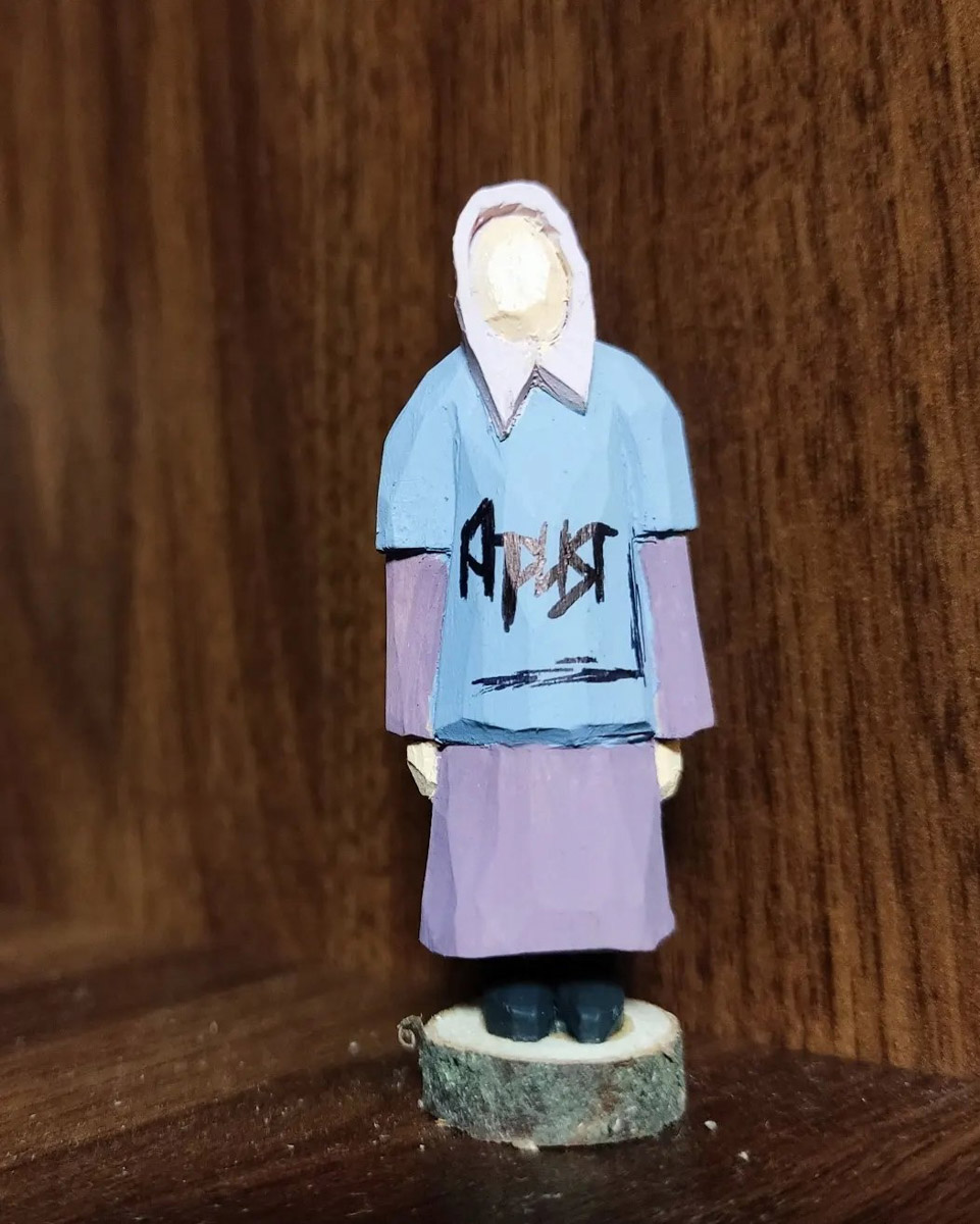 Андрей Жильцов делает из дерева фигурки бабушек в платочках. Персонажи получаются настолько разными и колоритными, что их заказывают даже знаменитые люди. Так, для актера, известного по роли Кузьмича в фильме «Особенности национальной охоты», мастер создал серию работ по мотивам фильмов, в которых он снимался. Но этим творчество художника не ограничивается.