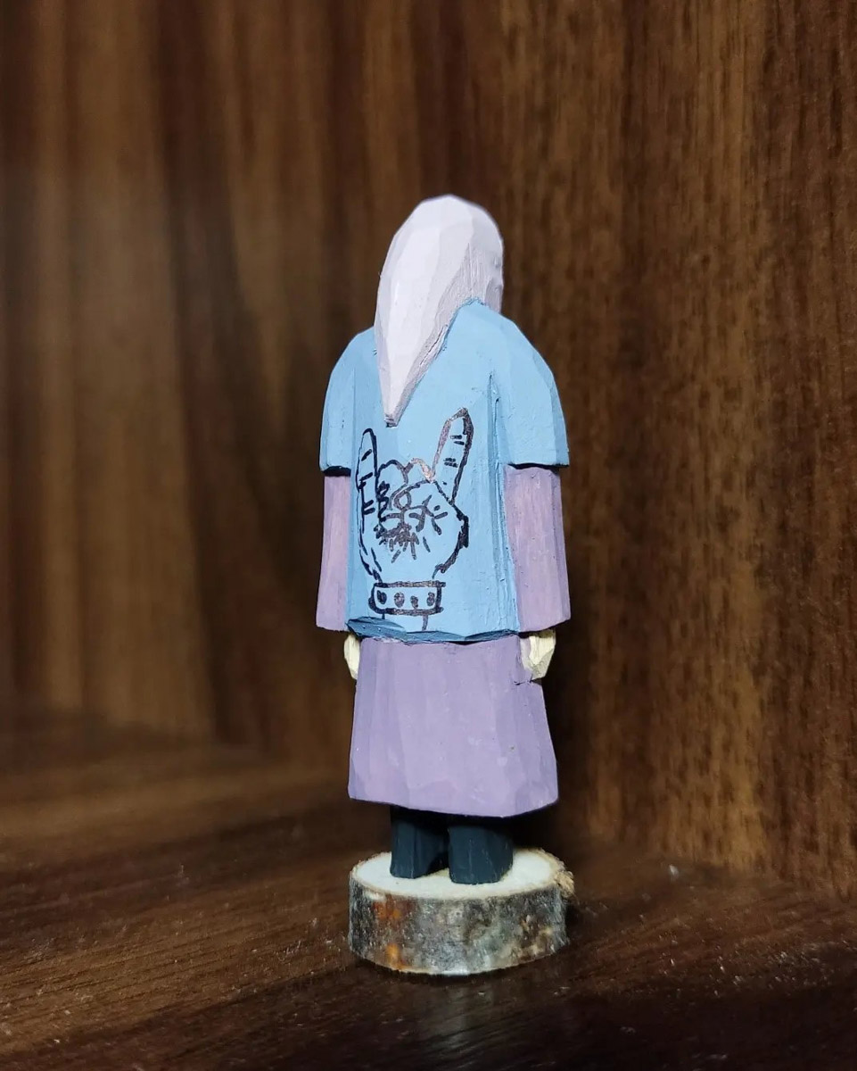 Андрей Жильцов делает из дерева фигурки бабушек в платочках. Персонажи получаются настолько разными и колоритными, что их заказывают даже знаменитые люди. Так, для актера, известного по роли Кузьмича в фильме «Особенности национальной охоты», мастер создал серию работ по мотивам фильмов, в которых он снимался. Но этим творчество художника не ограничивается.