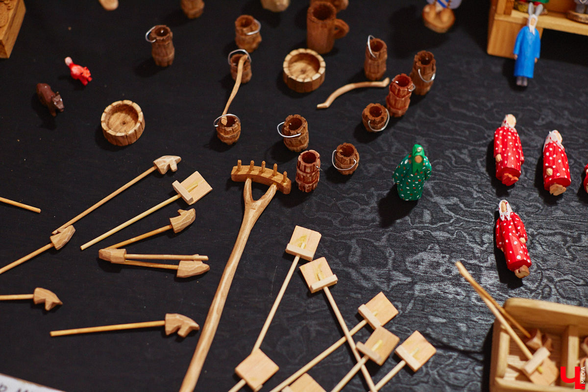 Андрей Жильцов делает из дерева фигурки бабушек в платочках. Персонажи получаются настолько разными и колоритными, что их заказывают даже знаменитые люди. Так, для актера, известного по роли Кузьмича в фильме «Особенности национальной охоты», мастер создал серию работ по мотивам фильмов, в которых он снимался. Но этим творчество художника не ограничивается.