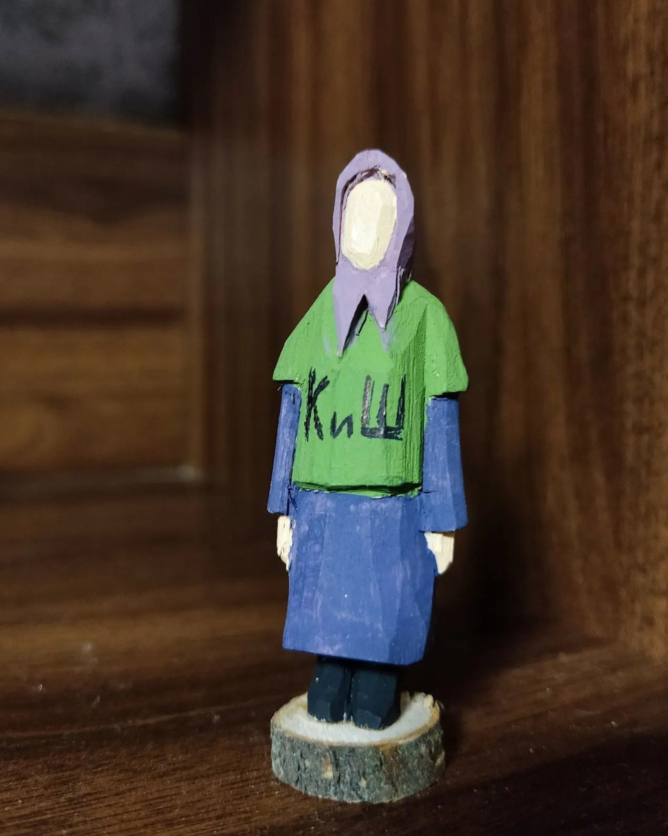 Андрей Жильцов делает из дерева фигурки бабушек в платочках. Персонажи получаются настолько разными и колоритными, что их заказывают даже знаменитые люди. Так, для актера, известного по роли Кузьмича в фильме «Особенности национальной охоты», мастер создал серию работ по мотивам фильмов, в которых он снимался. Но этим творчество художника не ограничивается.