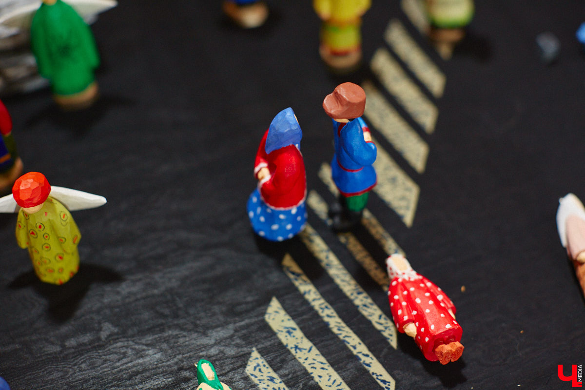 Андрей Жильцов делает из дерева фигурки бабушек в платочках. Персонажи получаются настолько разными и колоритными, что их заказывают даже знаменитые люди. Так, для актера, известного по роли Кузьмича в фильме «Особенности национальной охоты», мастер создал серию работ по мотивам фильмов, в которых он снимался. Но этим творчество художника не ограничивается.