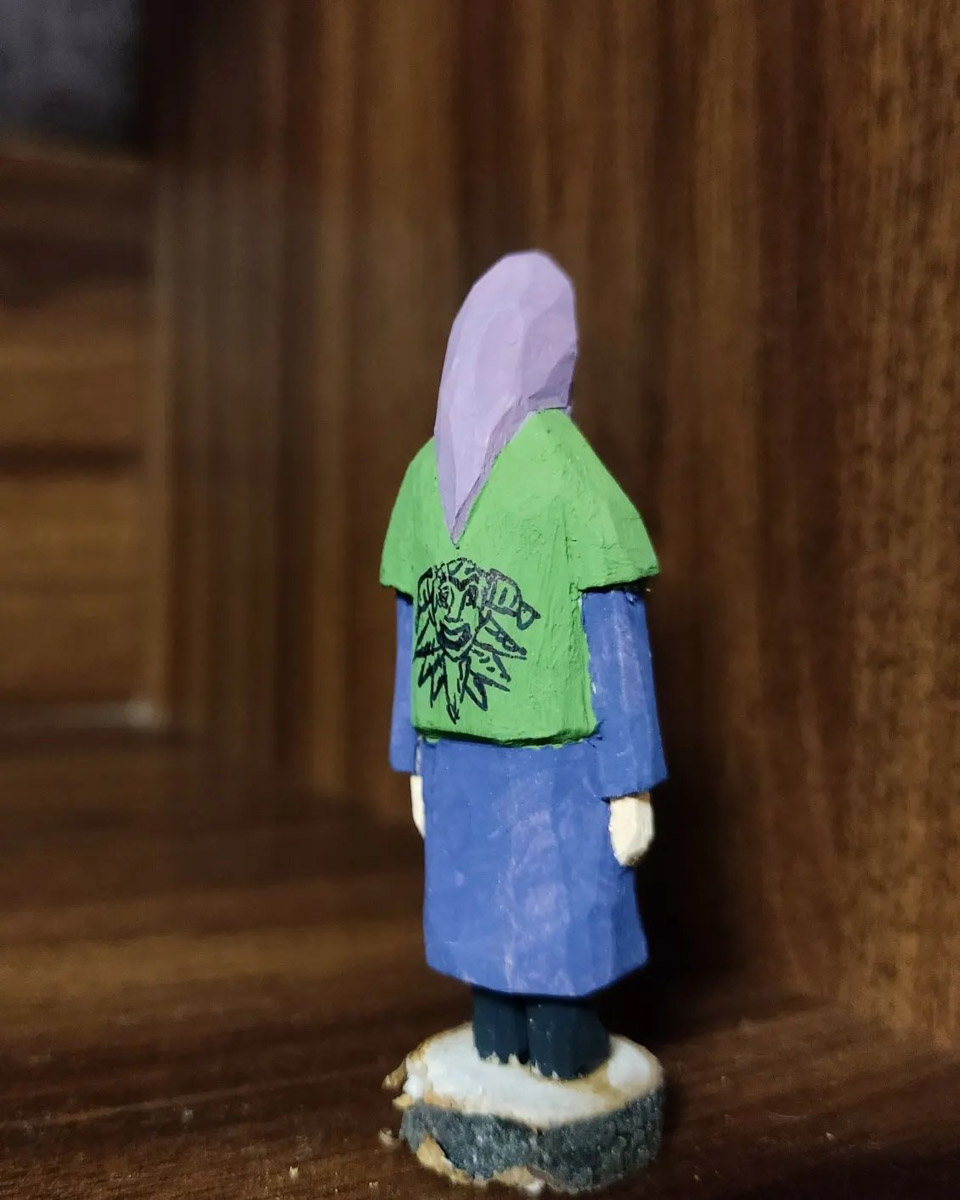 Андрей Жильцов делает из дерева фигурки бабушек в платочках. Персонажи получаются настолько разными и колоритными, что их заказывают даже знаменитые люди. Так, для актера, известного по роли Кузьмича в фильме «Особенности национальной охоты», мастер создал серию работ по мотивам фильмов, в которых он снимался. Но этим творчество художника не ограничивается.