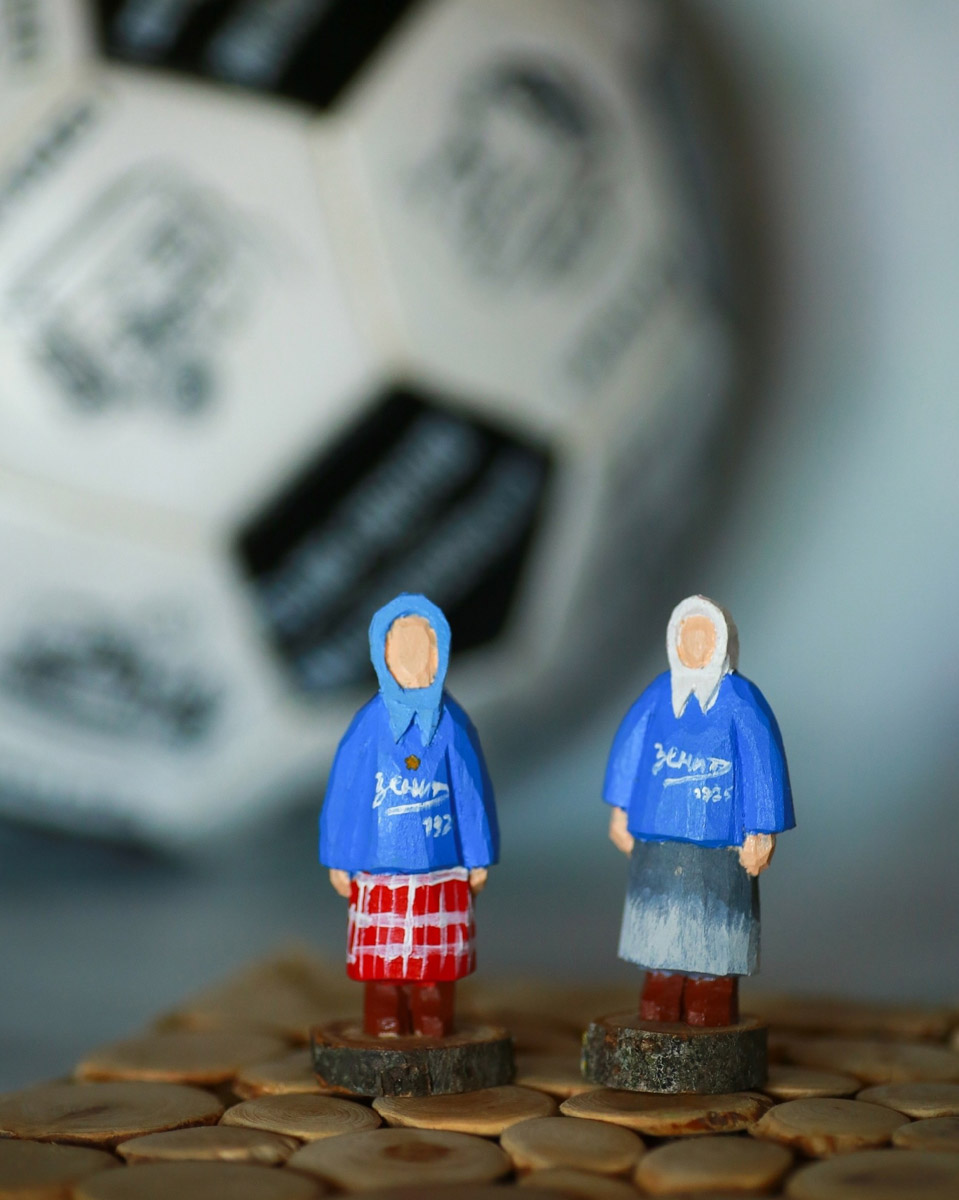 Андрей Жильцов делает из дерева фигурки бабушек в платочках. Персонажи получаются настолько разными и колоритными, что их заказывают даже знаменитые люди. Так, для актера, известного по роли Кузьмича в фильме «Особенности национальной охоты», мастер создал серию работ по мотивам фильмов, в которых он снимался. Но этим творчество художника не ограничивается.