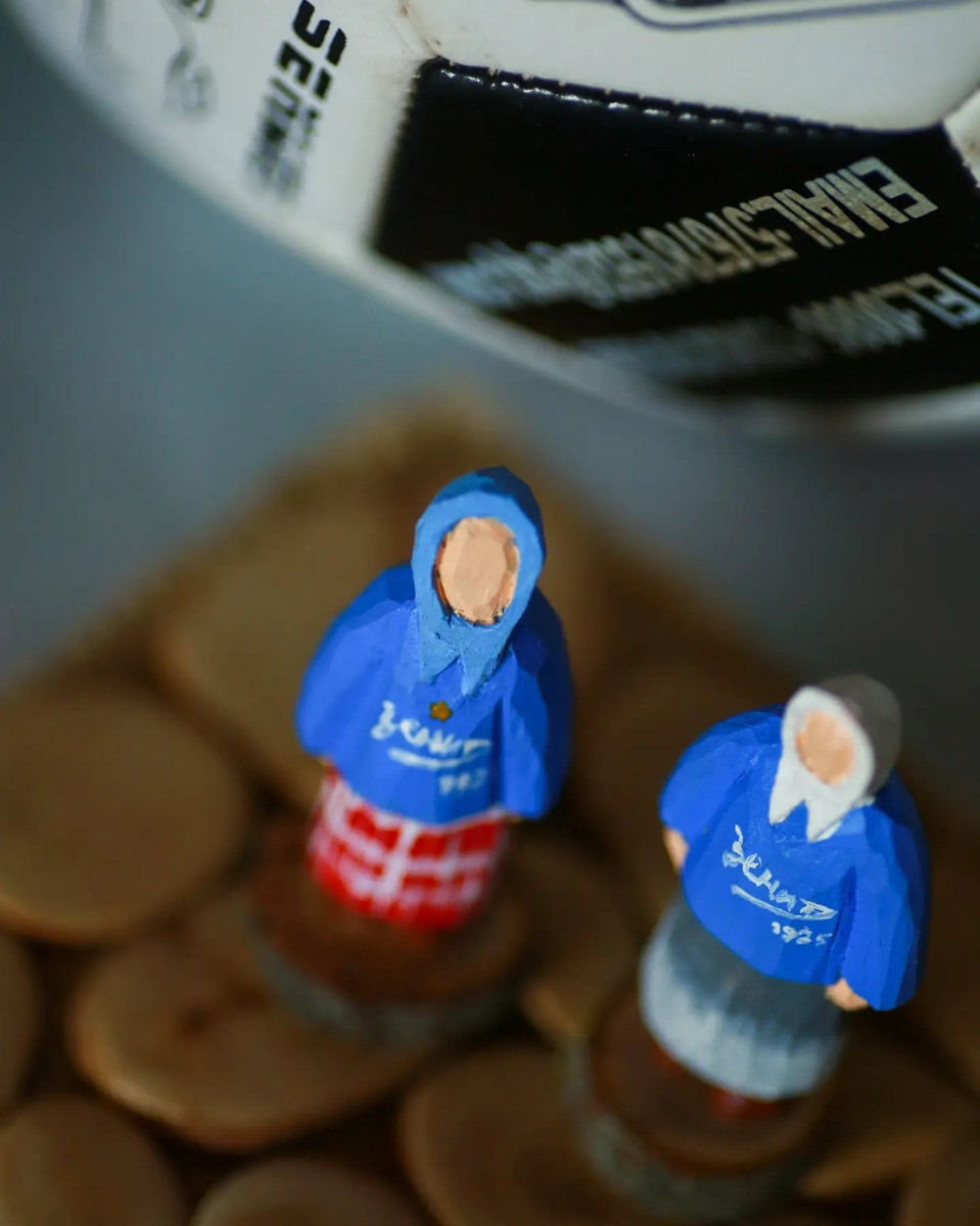 Андрей Жильцов делает из дерева фигурки бабушек в платочках. Персонажи получаются настолько разными и колоритными, что их заказывают даже знаменитые люди. Так, для актера, известного по роли Кузьмича в фильме «Особенности национальной охоты», мастер создал серию работ по мотивам фильмов, в которых он снимался. Но этим творчество художника не ограничивается.