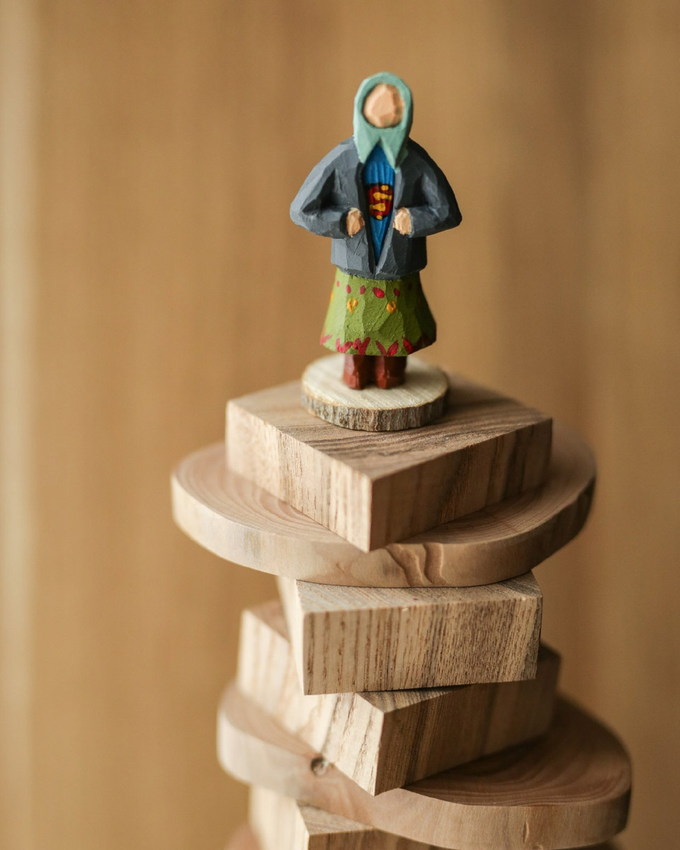 Андрей Жильцов делает из дерева фигурки бабушек в платочках. Персонажи получаются настолько разными и колоритными, что их заказывают даже знаменитые люди. Так, для актера, известного по роли Кузьмича в фильме «Особенности национальной охоты», мастер создал серию работ по мотивам фильмов, в которых он снимался. Но этим творчество художника не ограничивается.