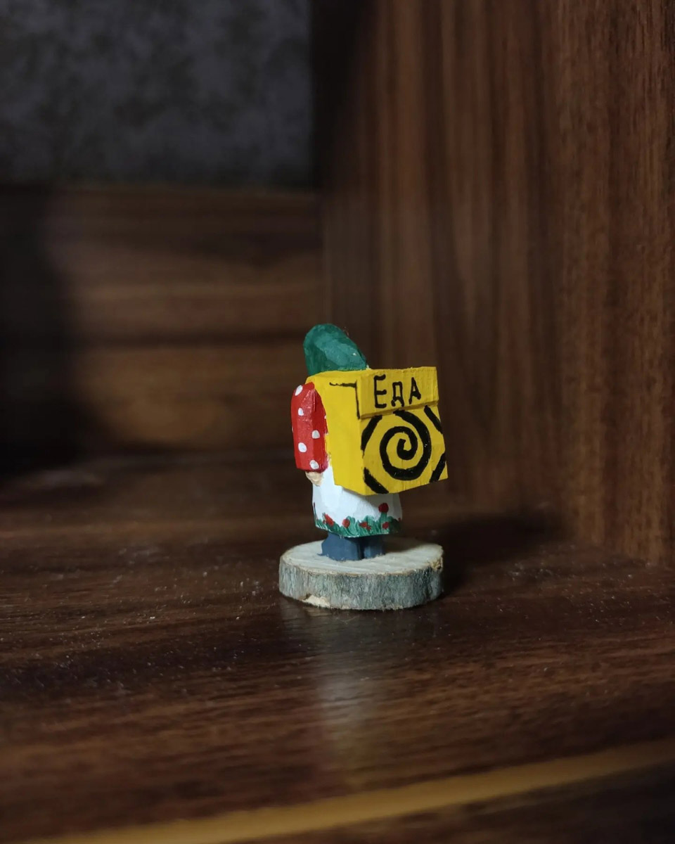 Андрей Жильцов делает из дерева фигурки бабушек в платочках. Персонажи получаются настолько разными и колоритными, что их заказывают даже знаменитые люди. Так, для актера, известного по роли Кузьмича в фильме «Особенности национальной охоты», мастер создал серию работ по мотивам фильмов, в которых он снимался. Но этим творчество художника не ограничивается.