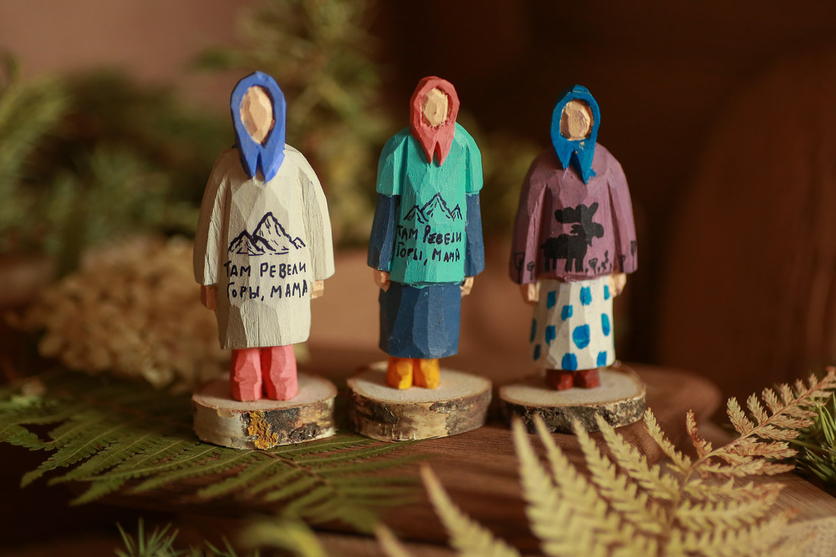 Андрей Жильцов делает из дерева фигурки бабушек в платочках. Персонажи получаются настолько разными и колоритными, что их заказывают даже знаменитые люди. Так, для актера, известного по роли Кузьмича в фильме «Особенности национальной охоты», мастер создал серию работ по мотивам фильмов, в которых он снимался. Но этим творчество художника не ограничивается.