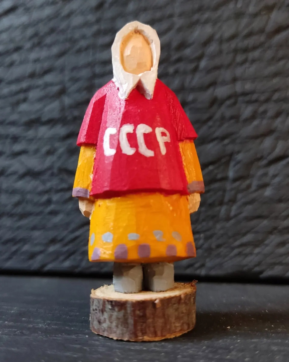 Андрей Жильцов делает из дерева фигурки бабушек в платочках. Персонажи получаются настолько разными и колоритными, что их заказывают даже знаменитые люди. Так, для актера, известного по роли Кузьмича в фильме «Особенности национальной охоты», мастер создал серию работ по мотивам фильмов, в которых он снимался. Но этим творчество художника не ограничивается.