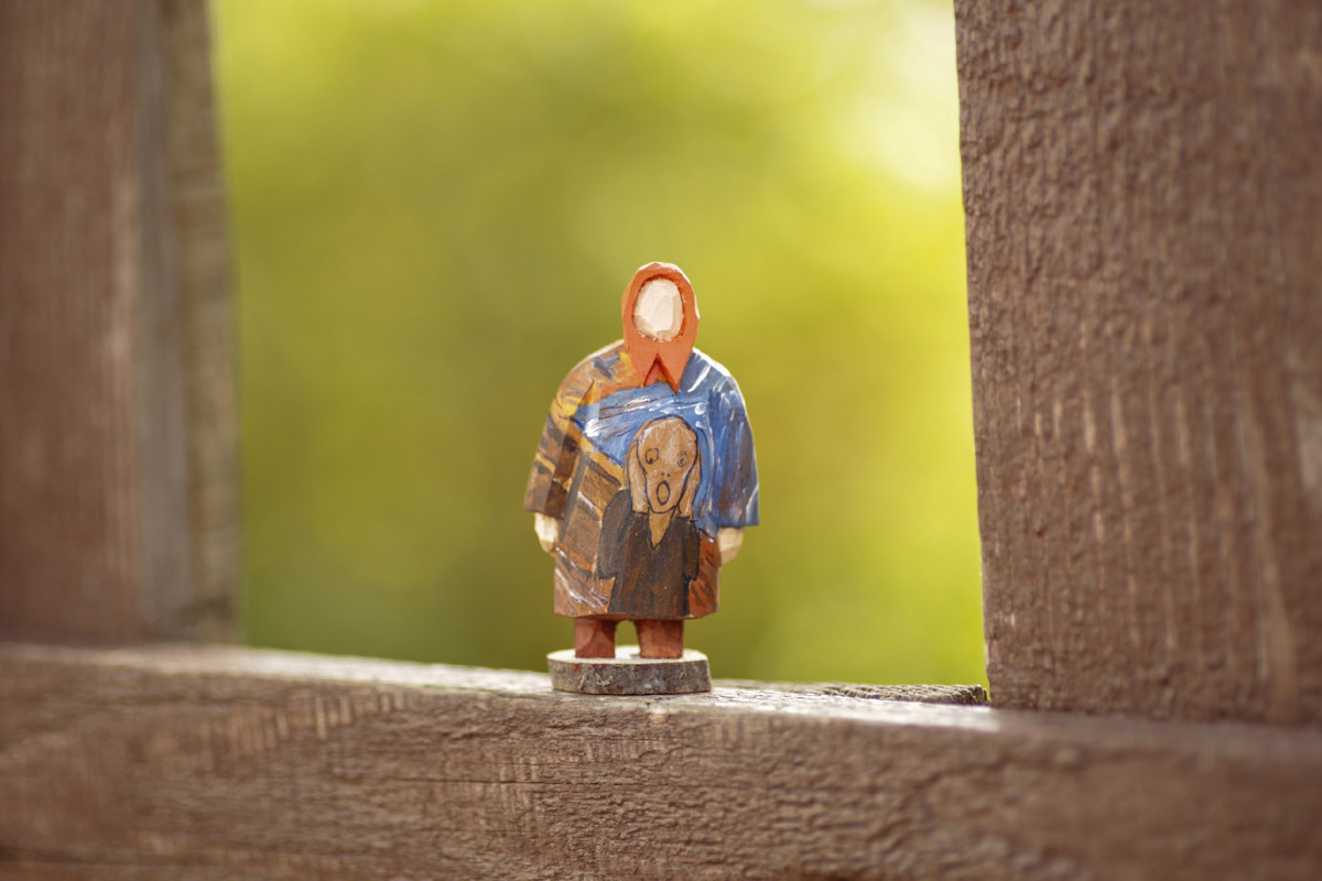 Андрей Жильцов делает из дерева фигурки бабушек в платочках. Персонажи получаются настолько разными и колоритными, что их заказывают даже знаменитые люди. Так, для актера, известного по роли Кузьмича в фильме «Особенности национальной охоты», мастер создал серию работ по мотивам фильмов, в которых он снимался. Но этим творчество художника не ограничивается.