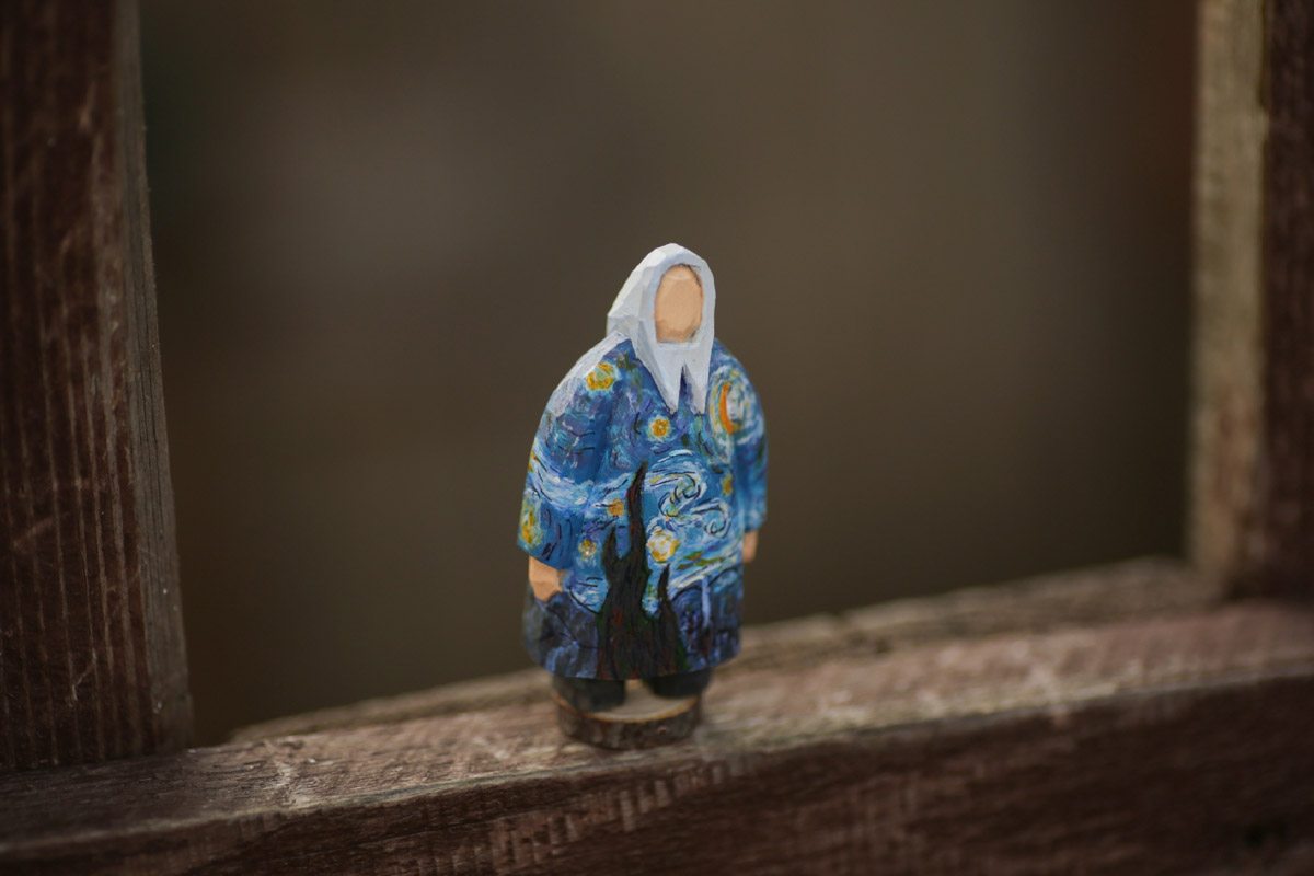 Андрей Жильцов делает из дерева фигурки бабушек в платочках. Персонажи получаются настолько разными и колоритными, что их заказывают даже знаменитые люди. Так, для актера, известного по роли Кузьмича в фильме «Особенности национальной охоты», мастер создал серию работ по мотивам фильмов, в которых он снимался. Но этим творчество художника не ограничивается.