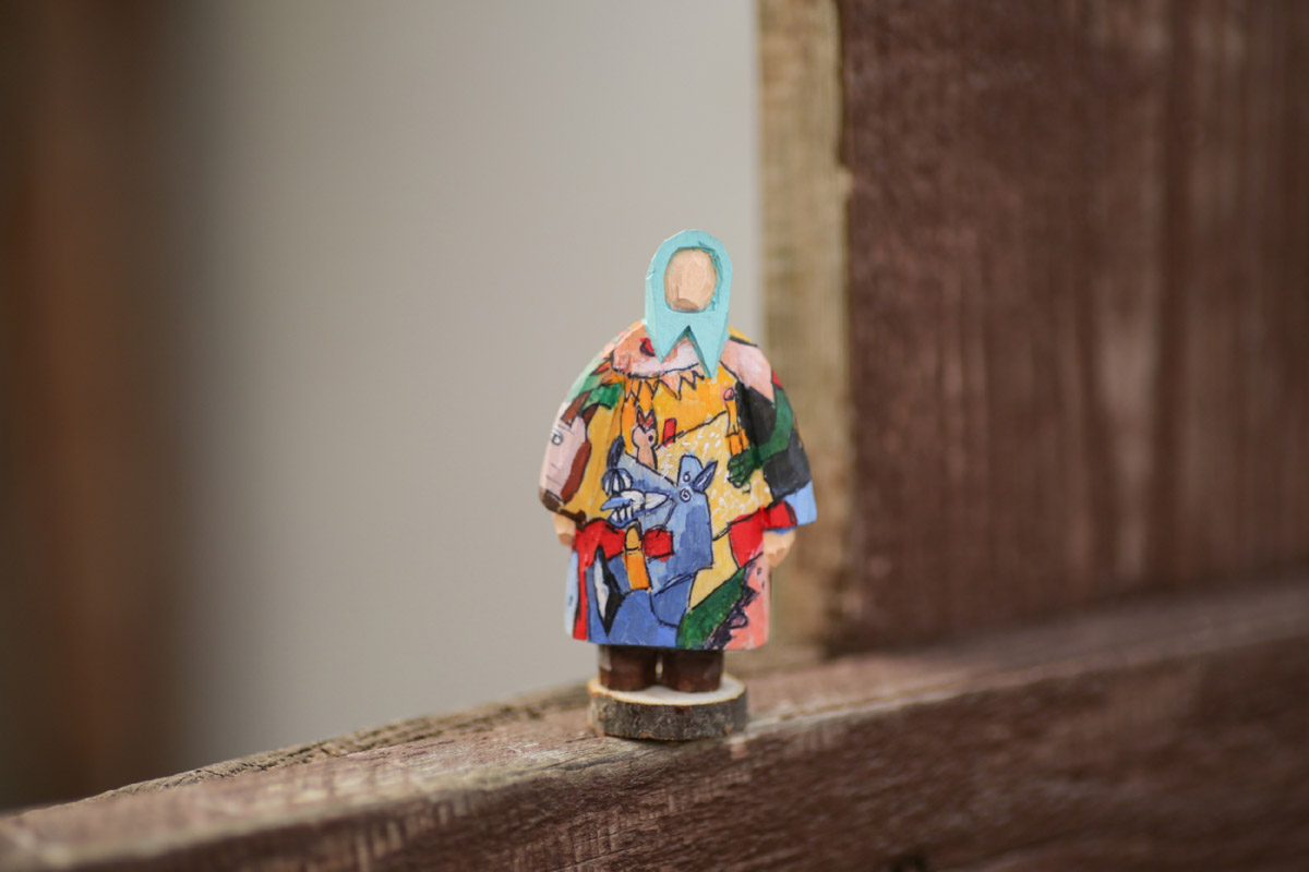 Андрей Жильцов делает из дерева фигурки бабушек в платочках. Персонажи получаются настолько разными и колоритными, что их заказывают даже знаменитые люди. Так, для актера, известного по роли Кузьмича в фильме «Особенности национальной охоты», мастер создал серию работ по мотивам фильмов, в которых он снимался. Но этим творчество художника не ограничивается.