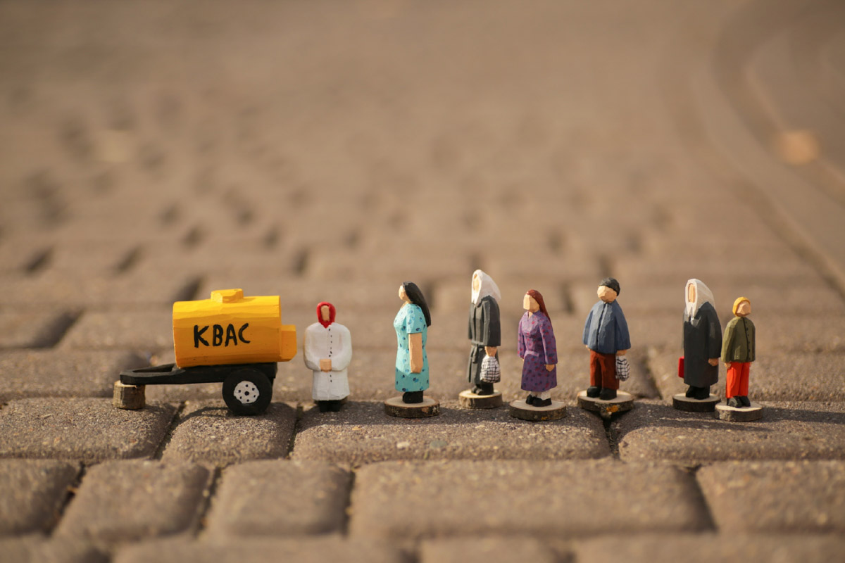 Андрей Жильцов делает из дерева фигурки бабушек в платочках. Персонажи получаются настолько разными и колоритными, что их заказывают даже знаменитые люди. Так, для актера, известного по роли Кузьмича в фильме «Особенности национальной охоты», мастер создал серию работ по мотивам фильмов, в которых он снимался. Но этим творчество художника не ограничивается.