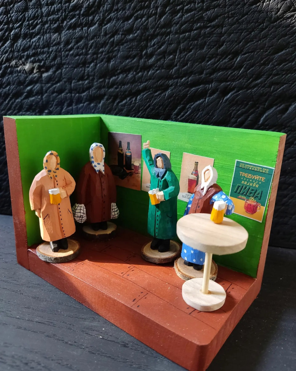 Андрей Жильцов делает из дерева фигурки бабушек в платочках. Персонажи получаются настолько разными и колоритными, что их заказывают даже знаменитые люди. Так, для актера, известного по роли Кузьмича в фильме «Особенности национальной охоты», мастер создал серию работ по мотивам фильмов, в которых он снимался. Но этим творчество художника не ограничивается.